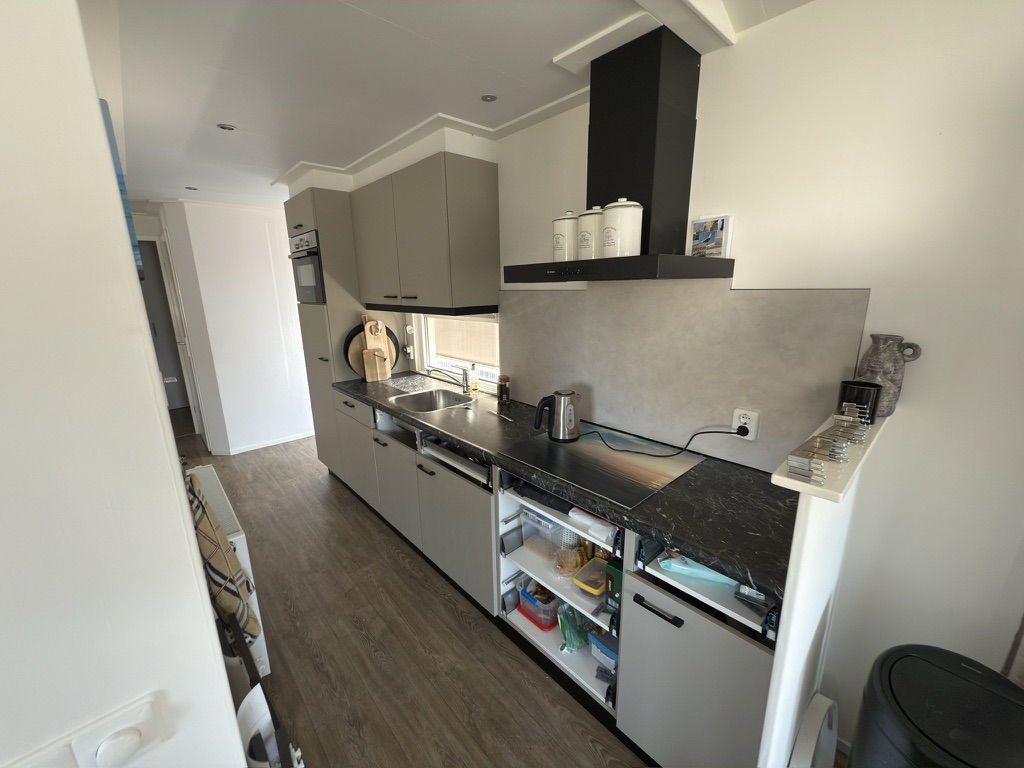 Lichte keukenfronten tijdens montage van nieuwe handgrepen