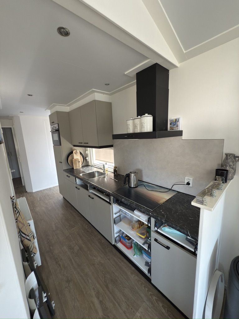 Keuken tijdens montage van de lichte houtlook fronten