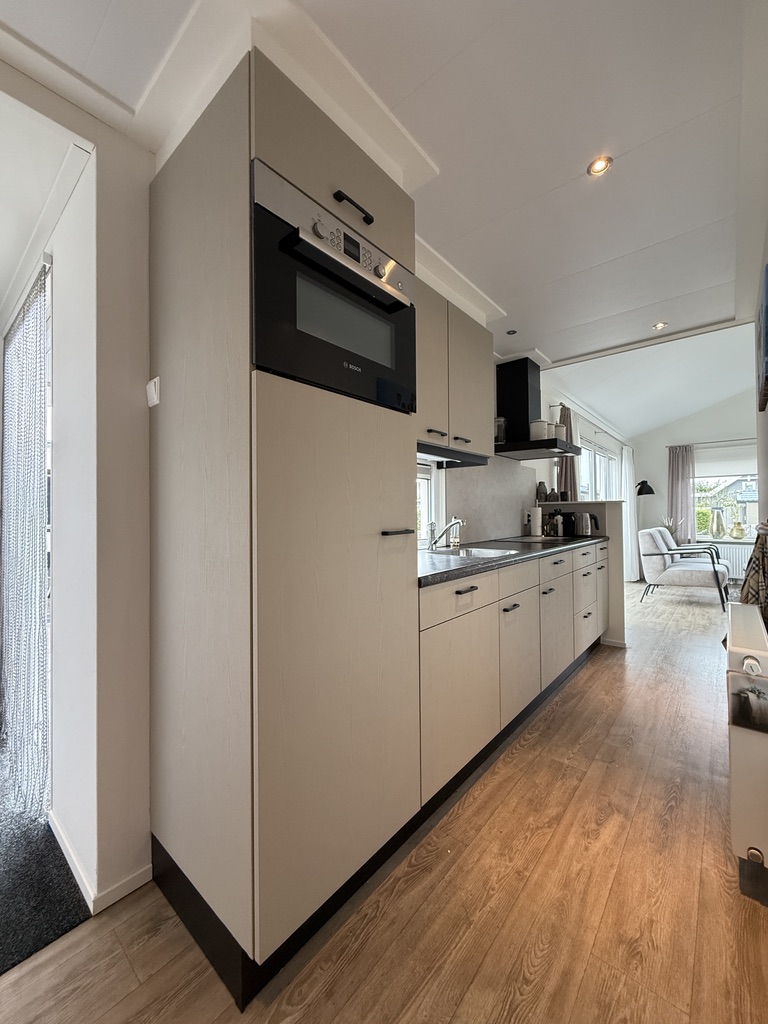 Lange zichtlijn langs de keuken na de restyle