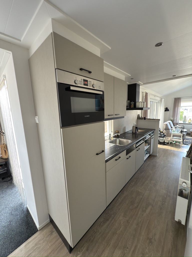 Ovenkast en lange keukenwand na wrapping