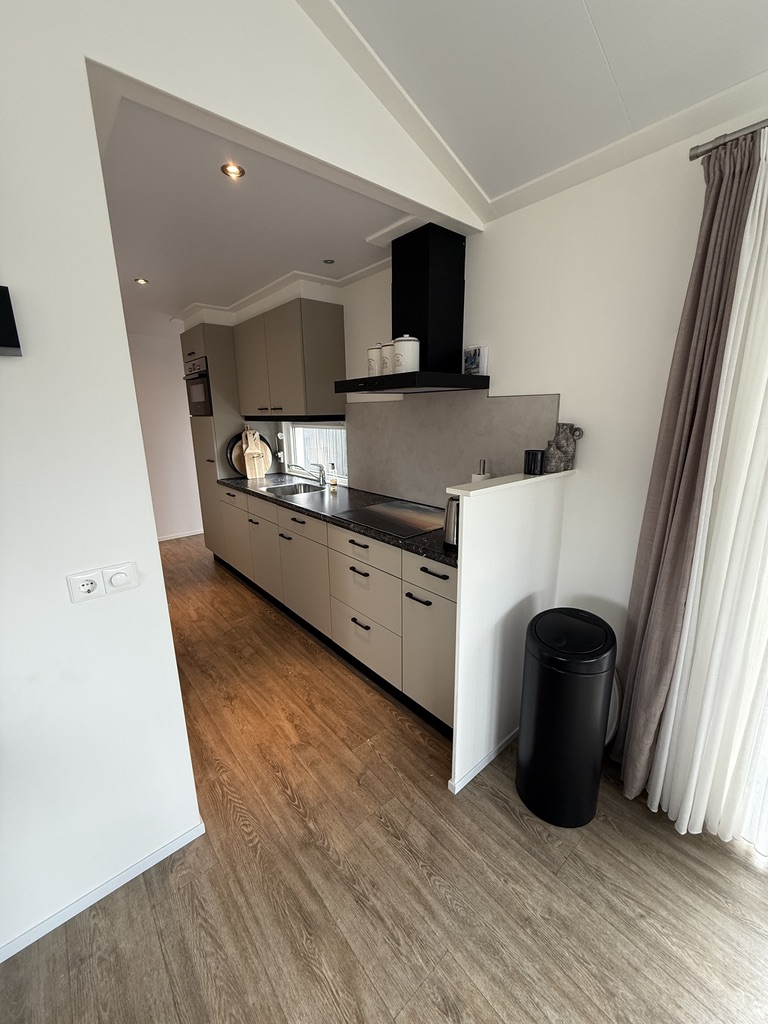 Keuken in lichte houtlook gezien vanuit de woonkamer