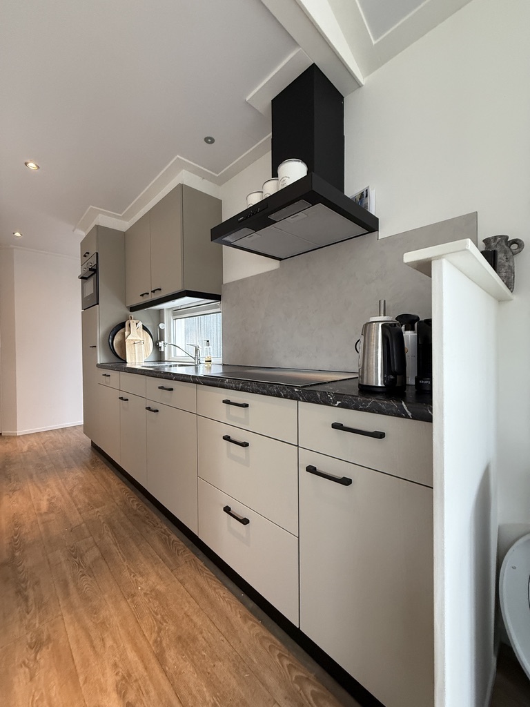 Werkzijde na wrapping in lichte houtlook