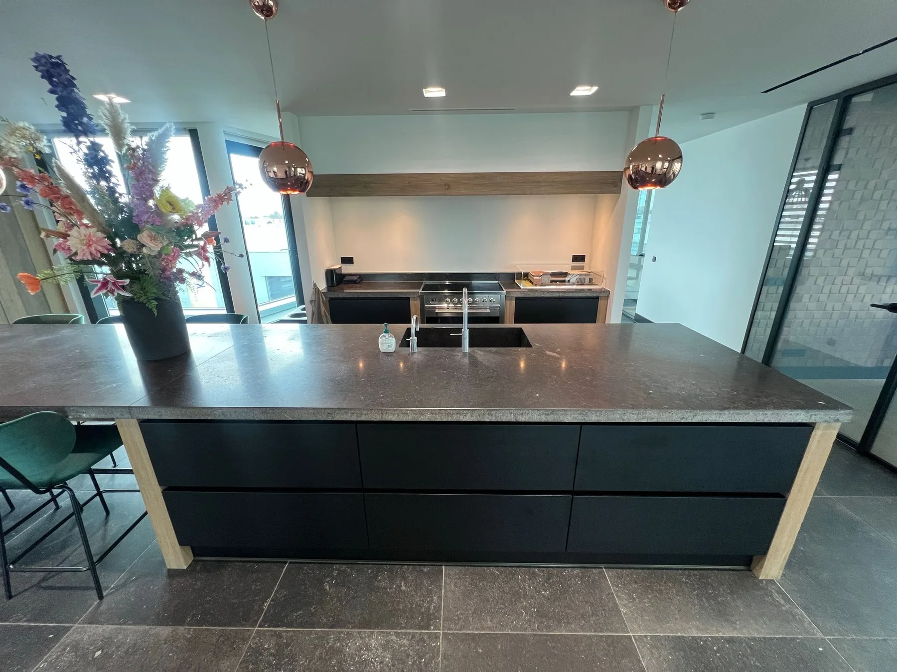 Bestaande keuken na Re-Style met matzwarte interieurfolie