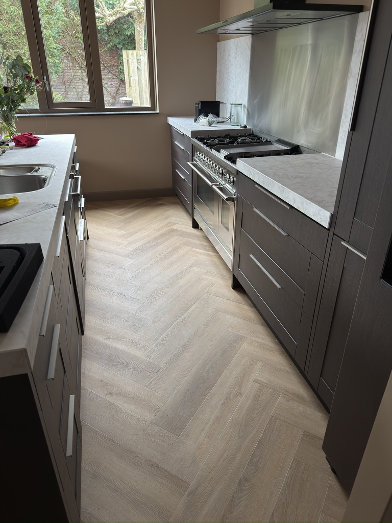 Keuken na Re-Style gezien vanuit de doorgang