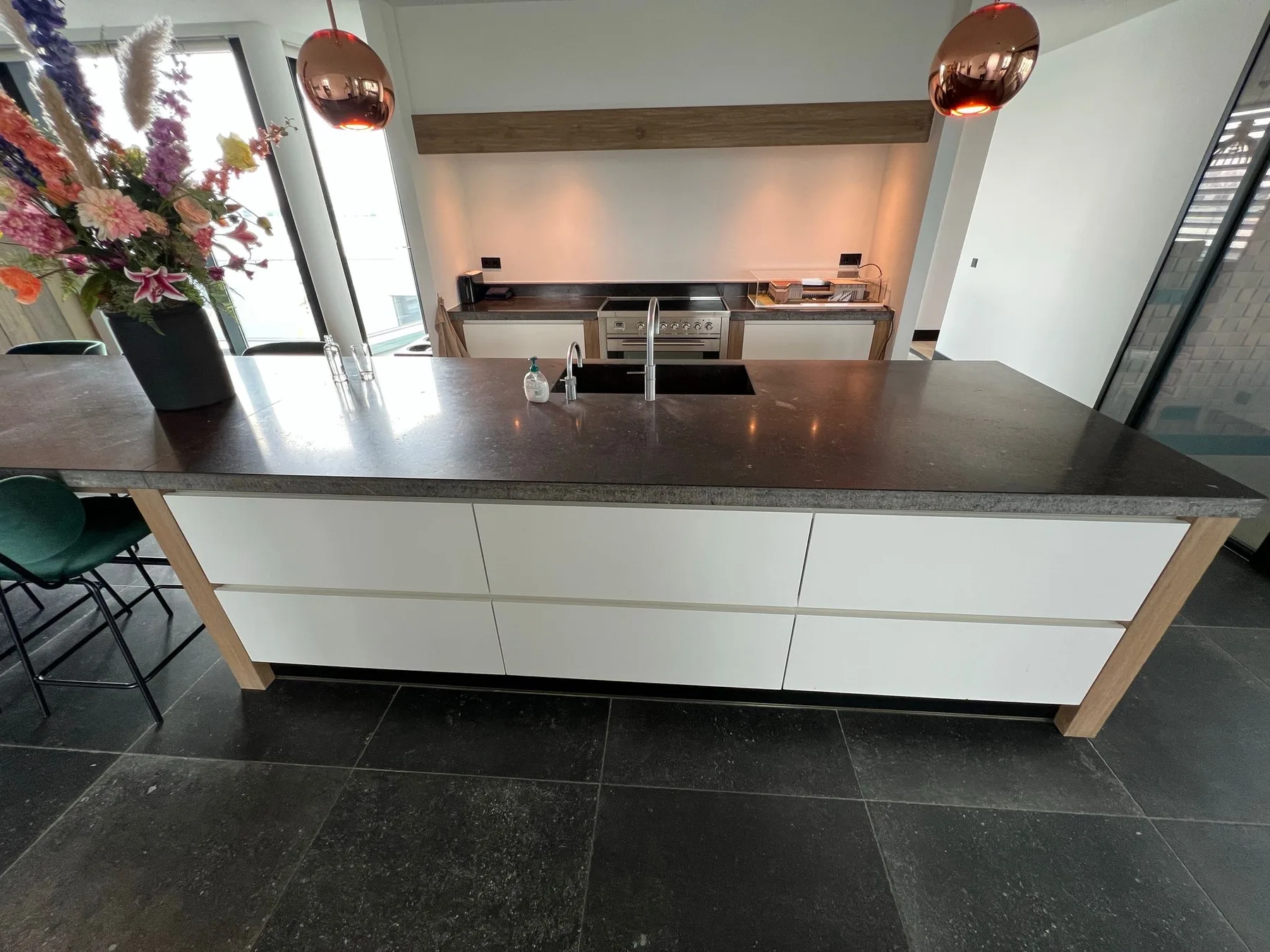 Dezelfde keuken vóór Re-Style met witte keukenfronten