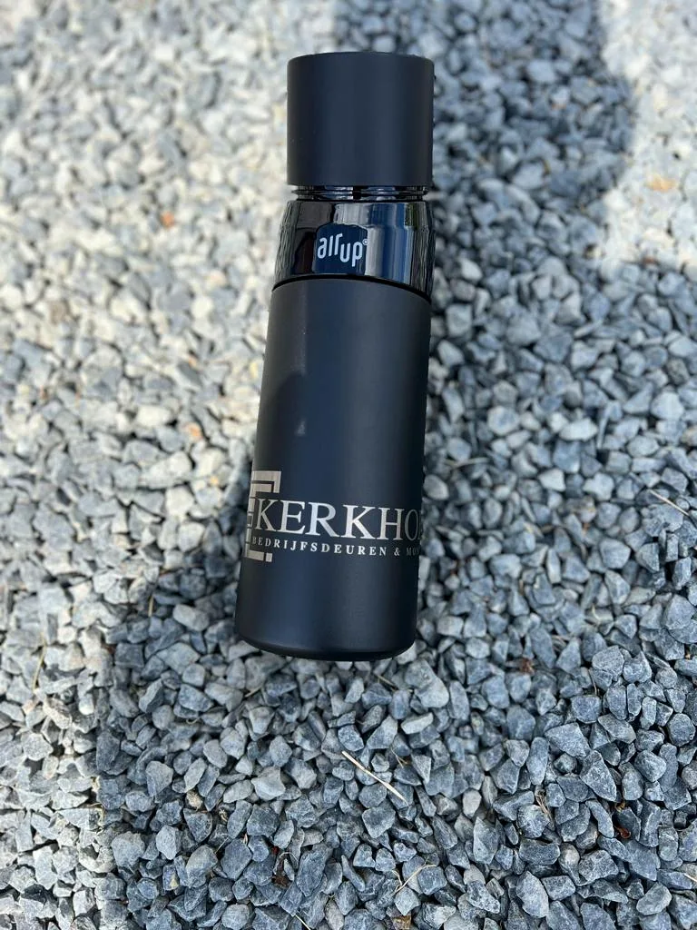 Gepersonaliseerde drinkflessen met een gegraveerd kerkbeeld