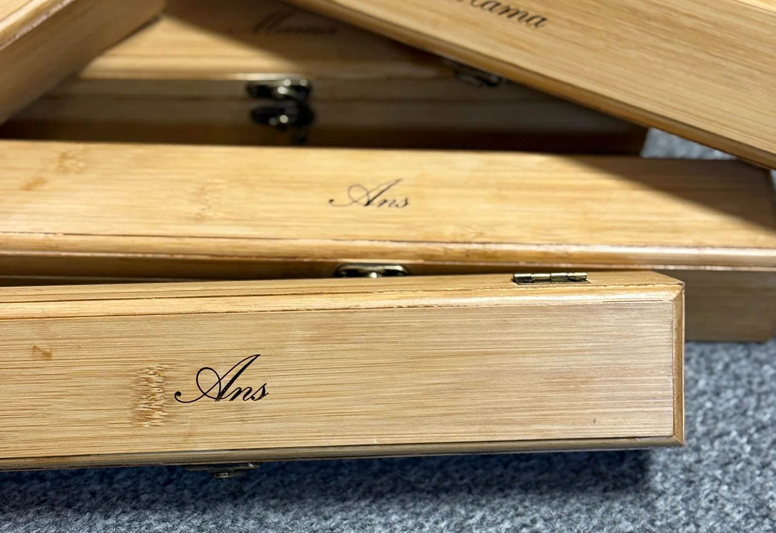 Houten bewaardozen met verschillende gegraveerde namen