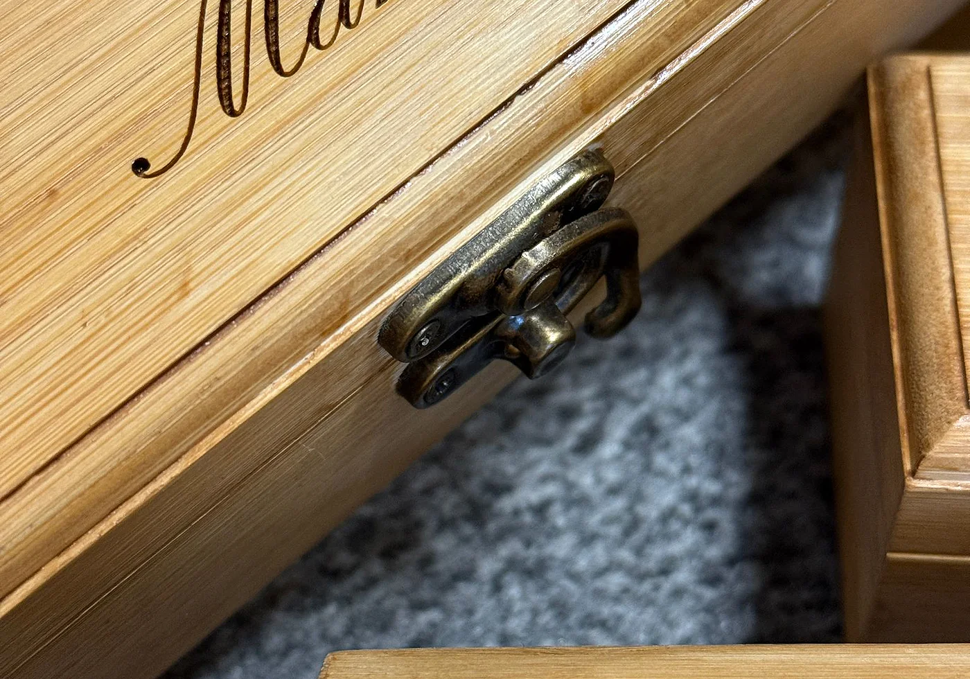 Close-up van de naam Mama die in een houten bewaardoos is gegraveerd