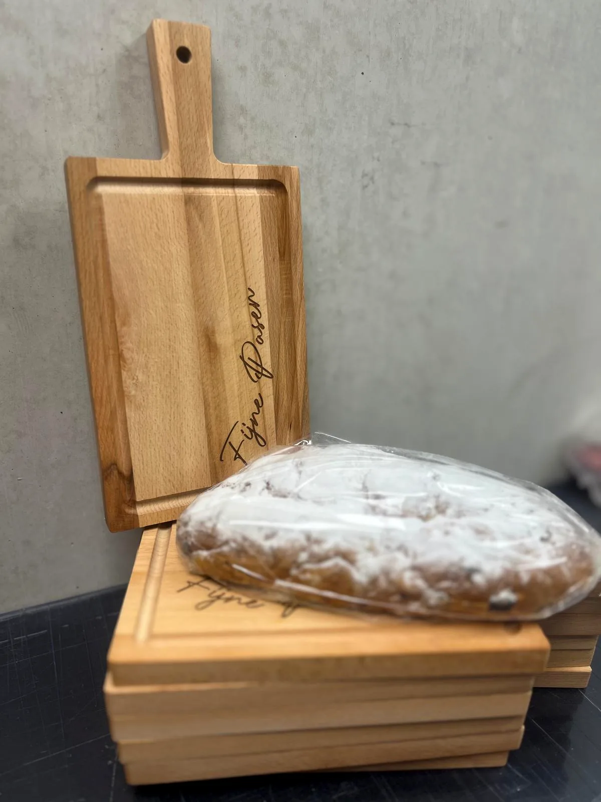 Meerdere houten serveerplanken met gravure als relatiegeschenk