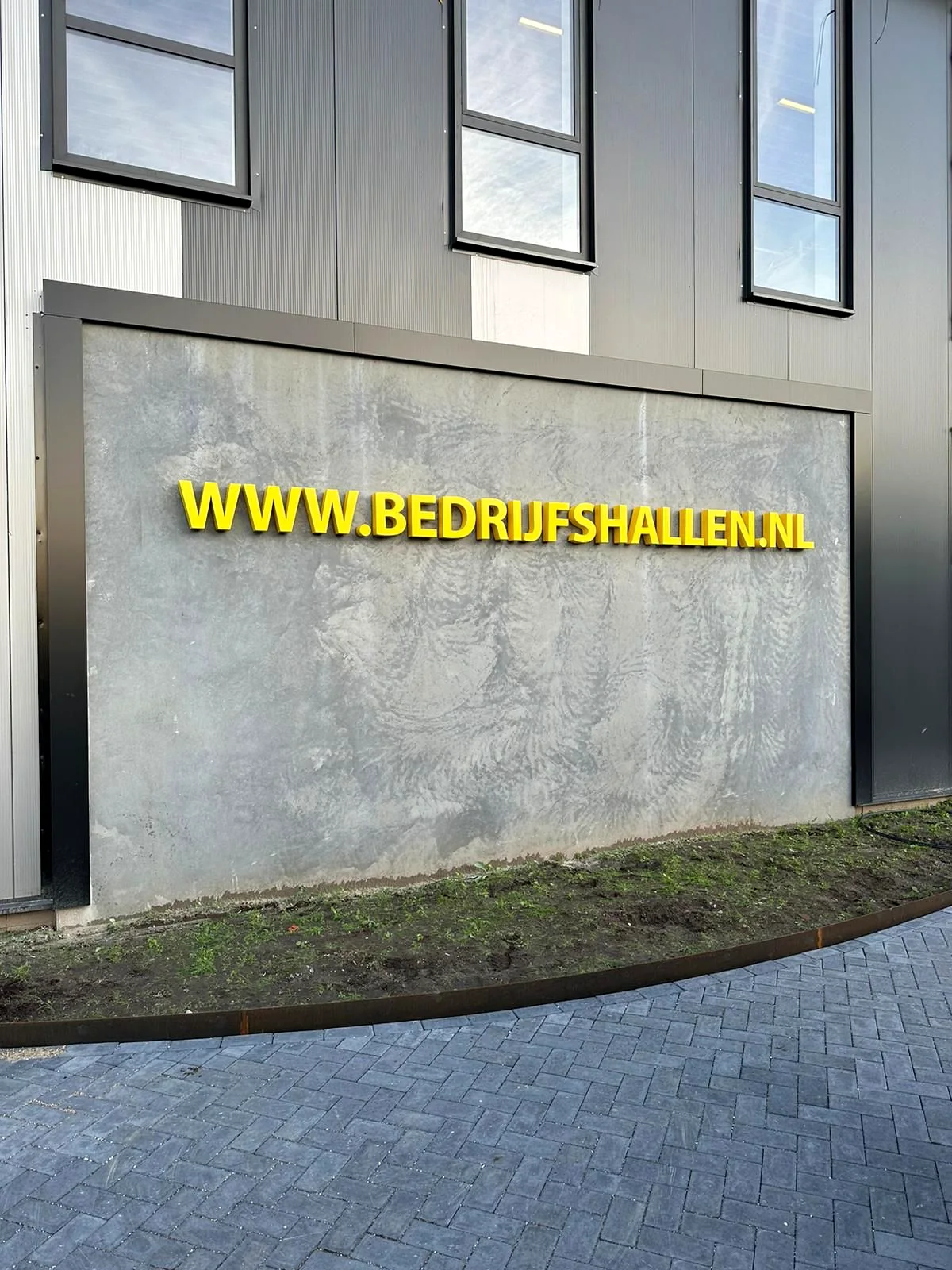 Gevelreclame van Bedrijfshallen.nl bij daglicht