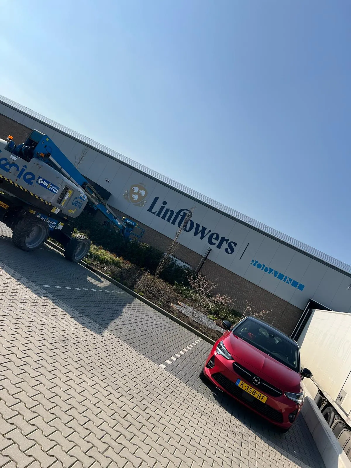Frisse gevelreclame van Linflowers op het bedrijfspand