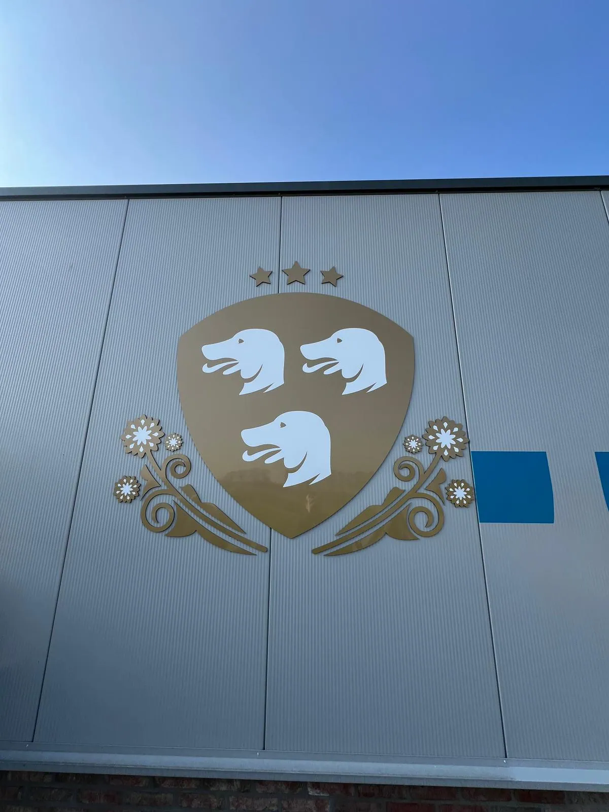 Bloemrijke gevelreclame met een frisse uitstraling, de reclame in perspectief.