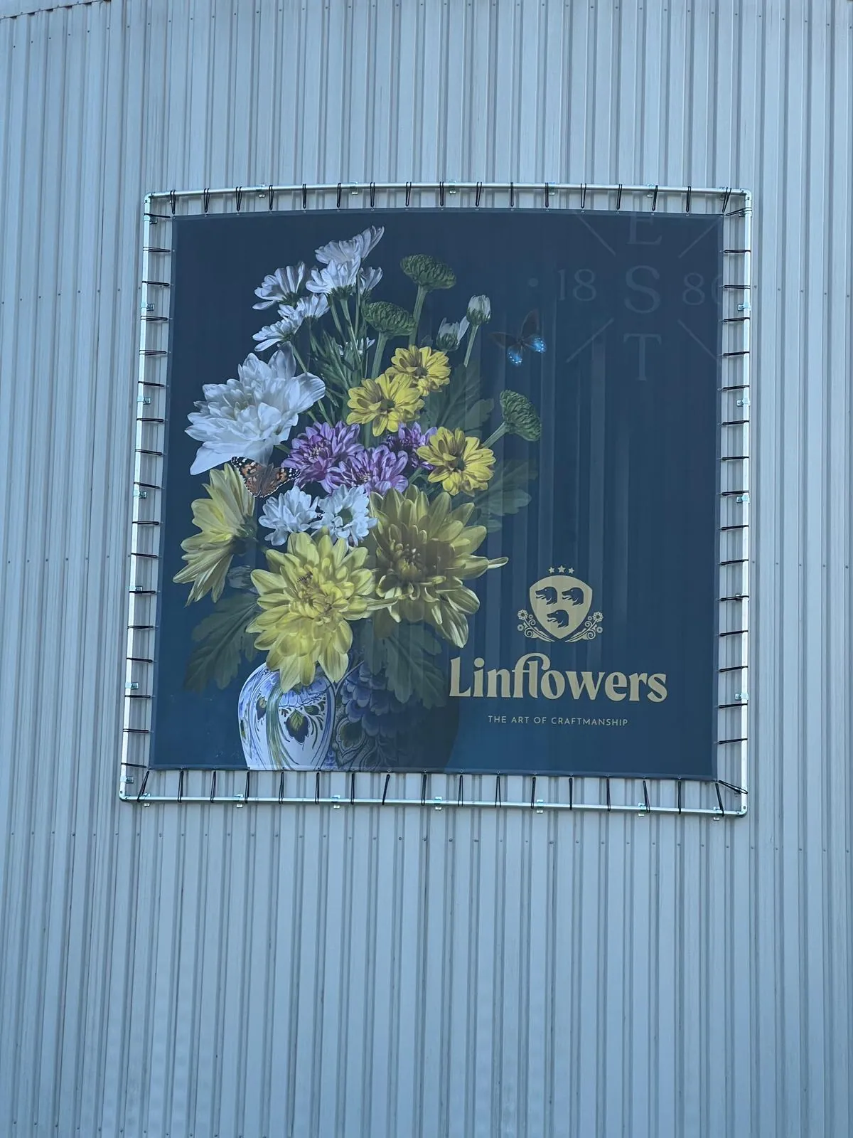 Bloemrijke gevelreclame met een frisse uitstraling, het pand als herkenbaar geheel.