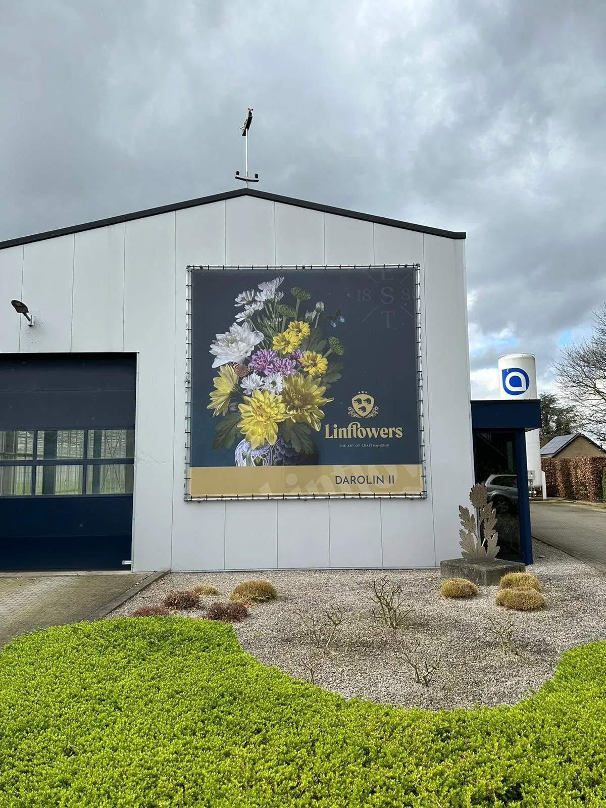 Een gevelbreed spandoek dat direct opvalt, de constructie en bevestiging.