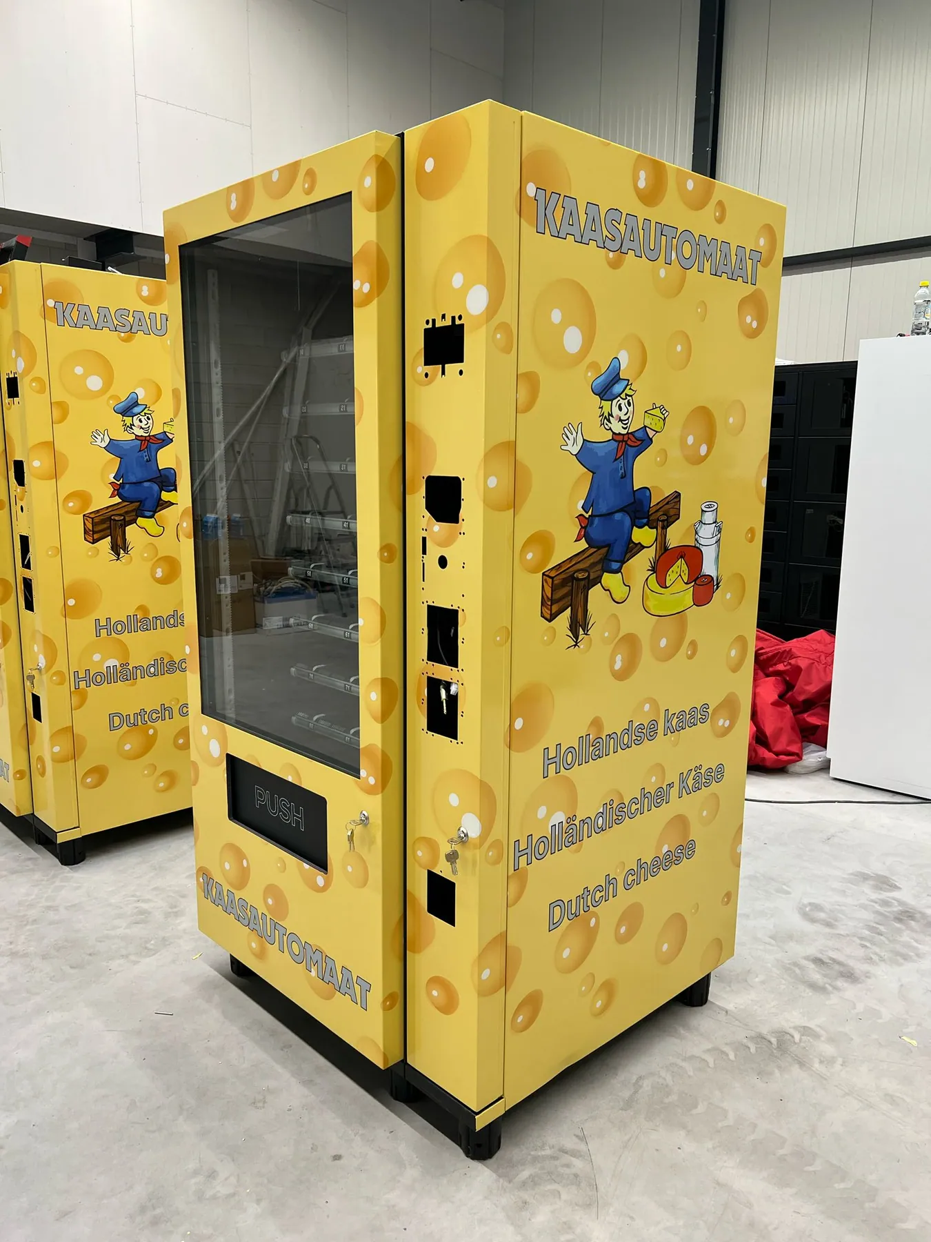 Kaasautomaten als herkenbare verkooppunten, de beeldverdeling over deuren en panelen.