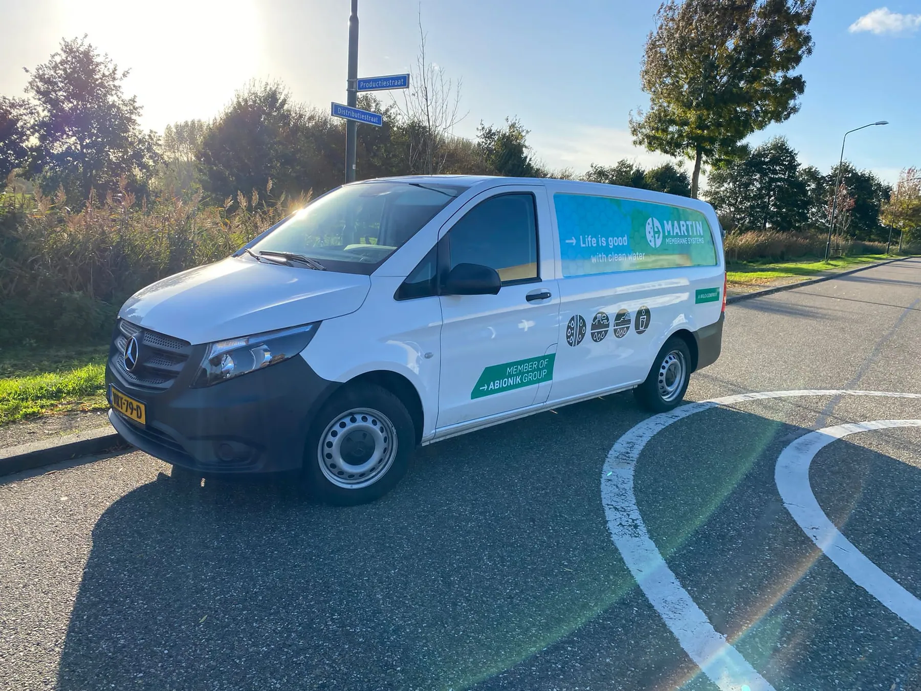 Internationale uitstraling op iedere bedrijfswagen, zijaanzicht met merk en expertise.
