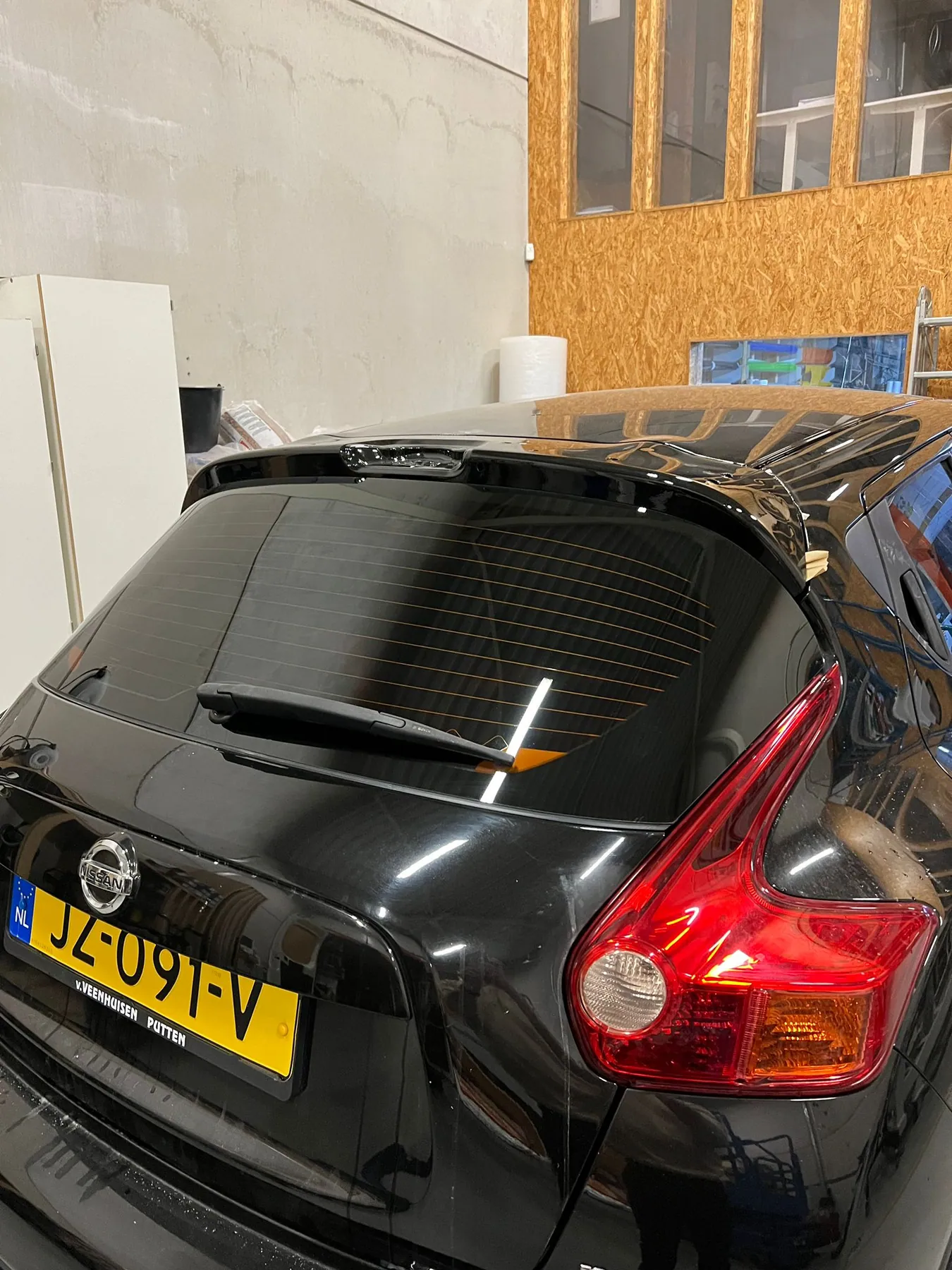Nissan met professioneel getinte achterruit