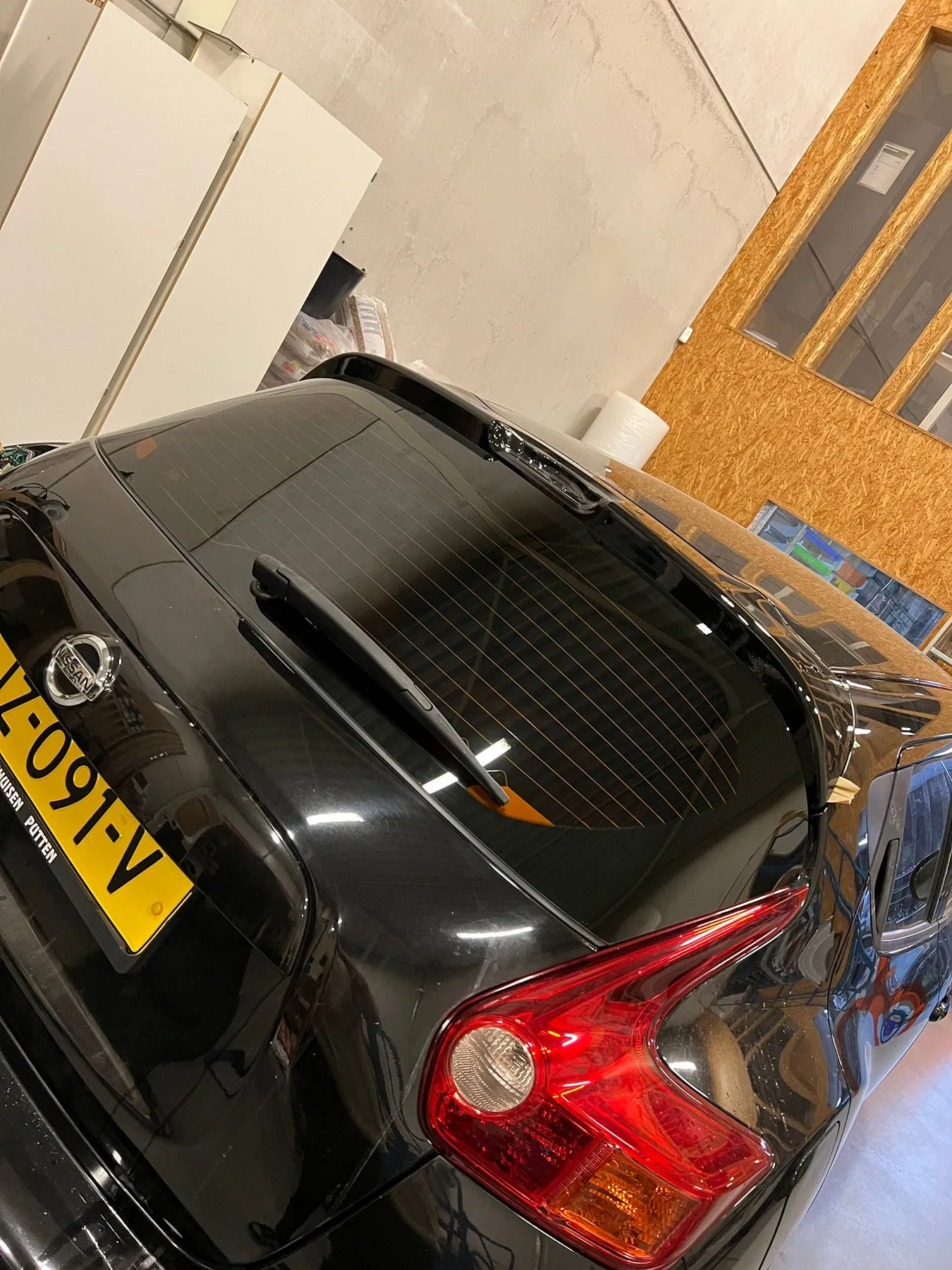 Meer privacy en een strakkere achterzijde, detail van de egale tint en randen.
