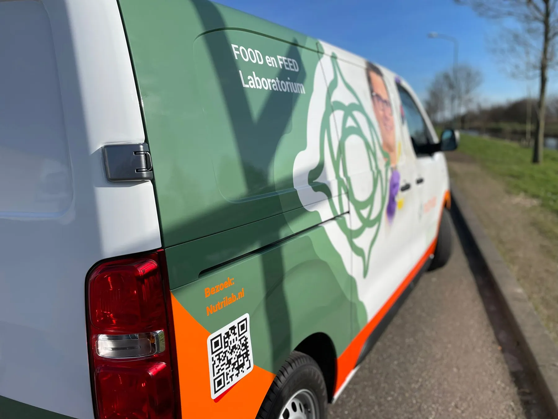 Laboratoriumprecisie vertaald naar een opvallende wrap, detail van folie en aansluiting.