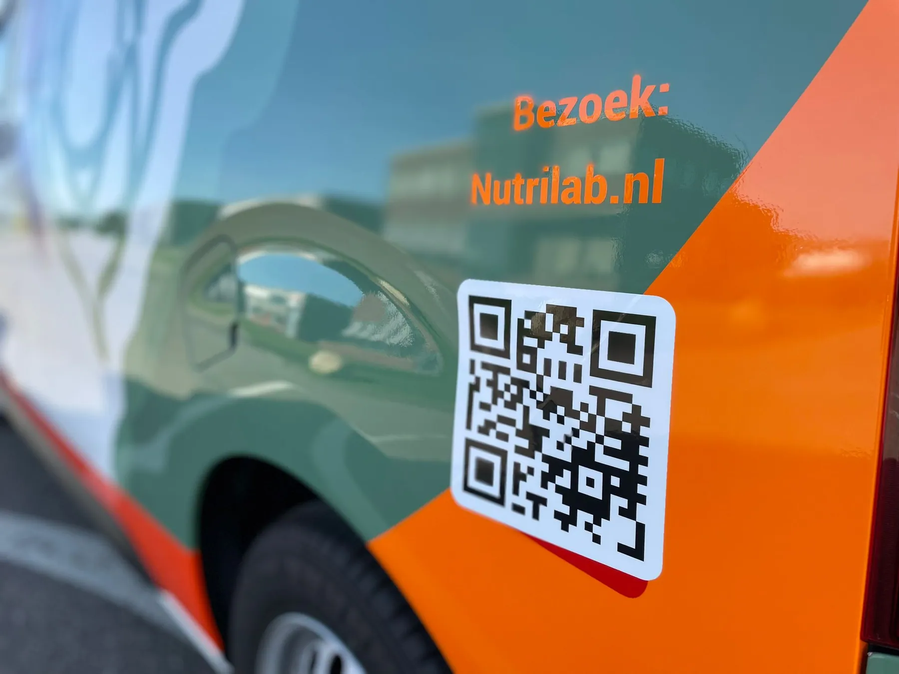 Laboratoriumprecisie vertaald naar een opvallende wrap, de qr-code als functioneel onderdeel van het ontwerp.