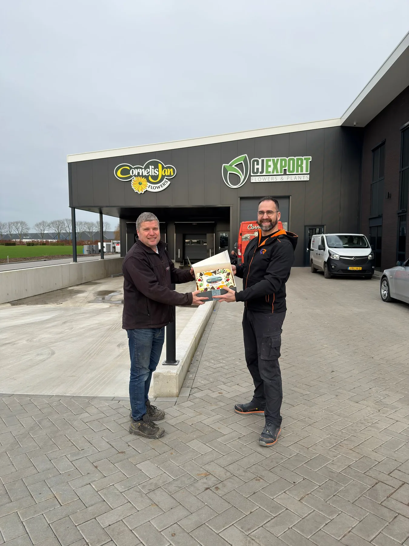 Oplevering van de gevelreclame bij CJ Export