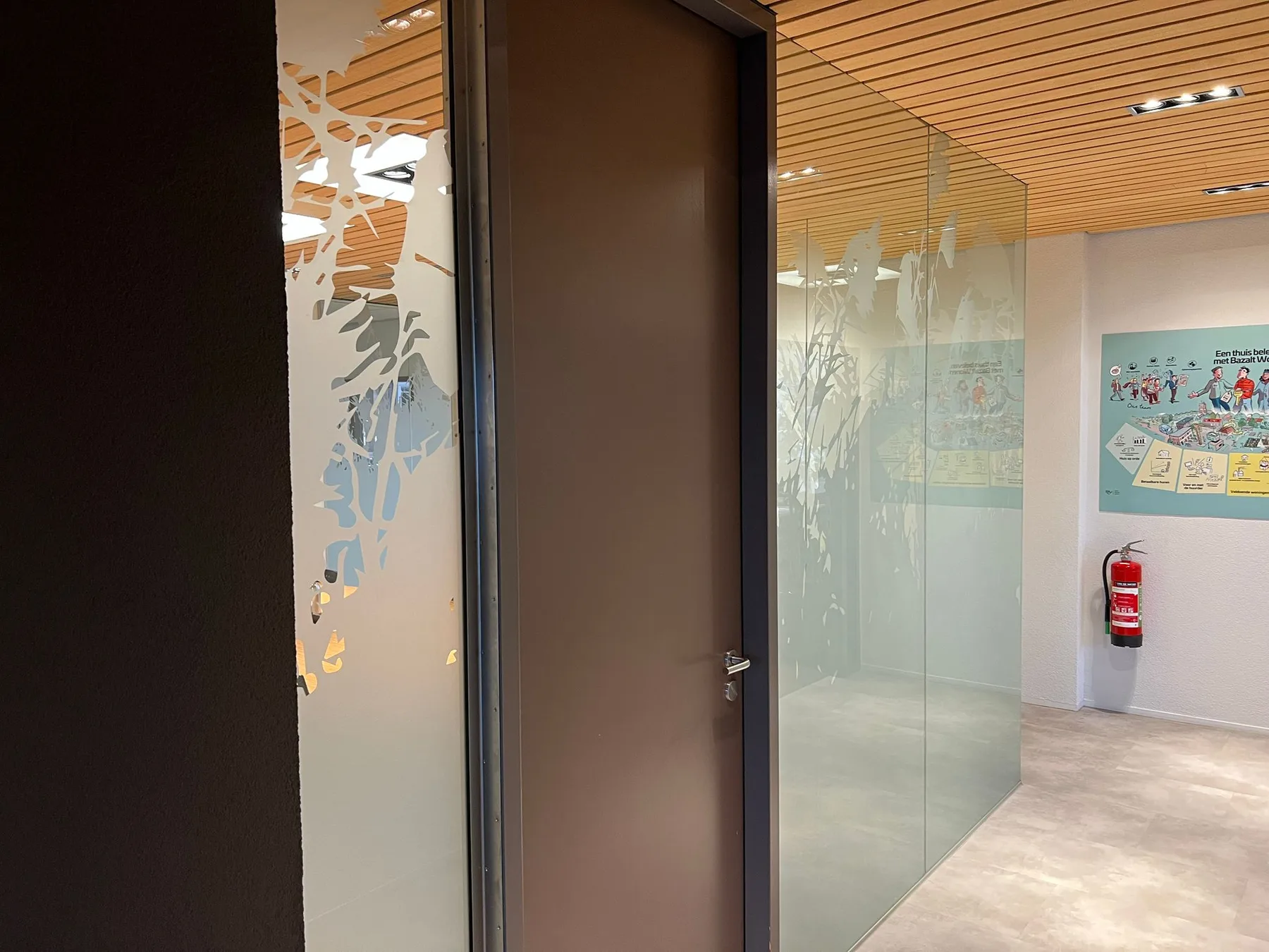 Glazen kantoorwanden bij Bazalt Wonen met decoratieve melkglas- en privacyfolie