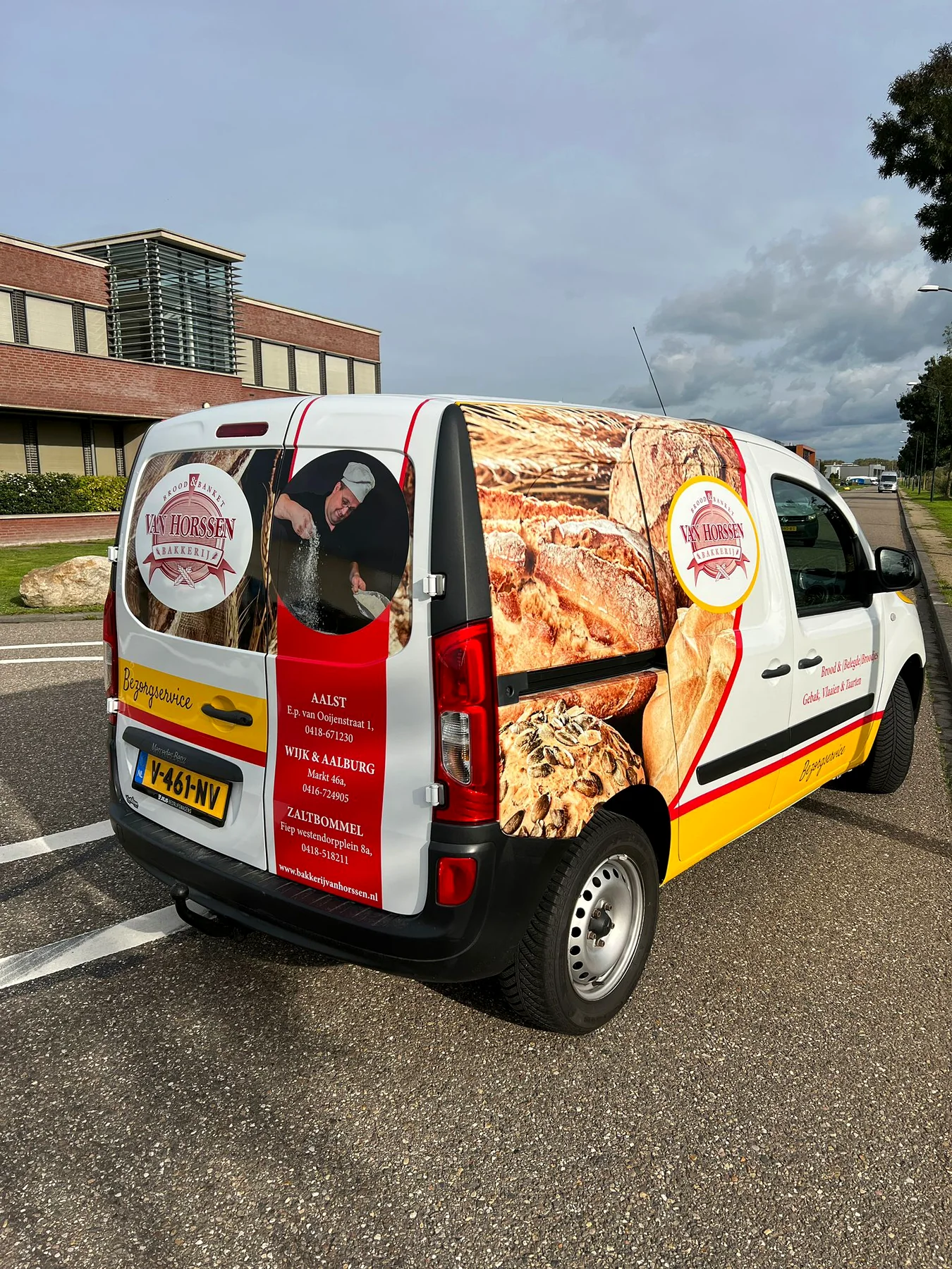 Bestickerde bestelbus van Bakkerij Van Horssen, schuin van achteren gefotografeerd