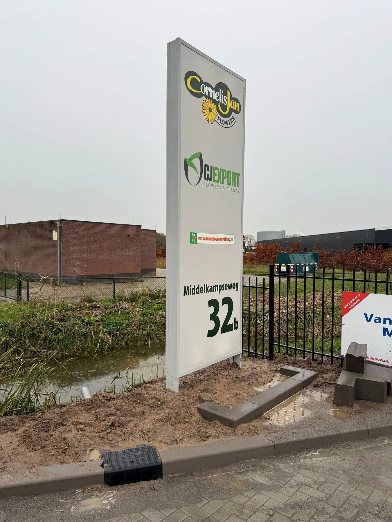 Vrijstaande reclamezuil van CJ Export bij daglicht
