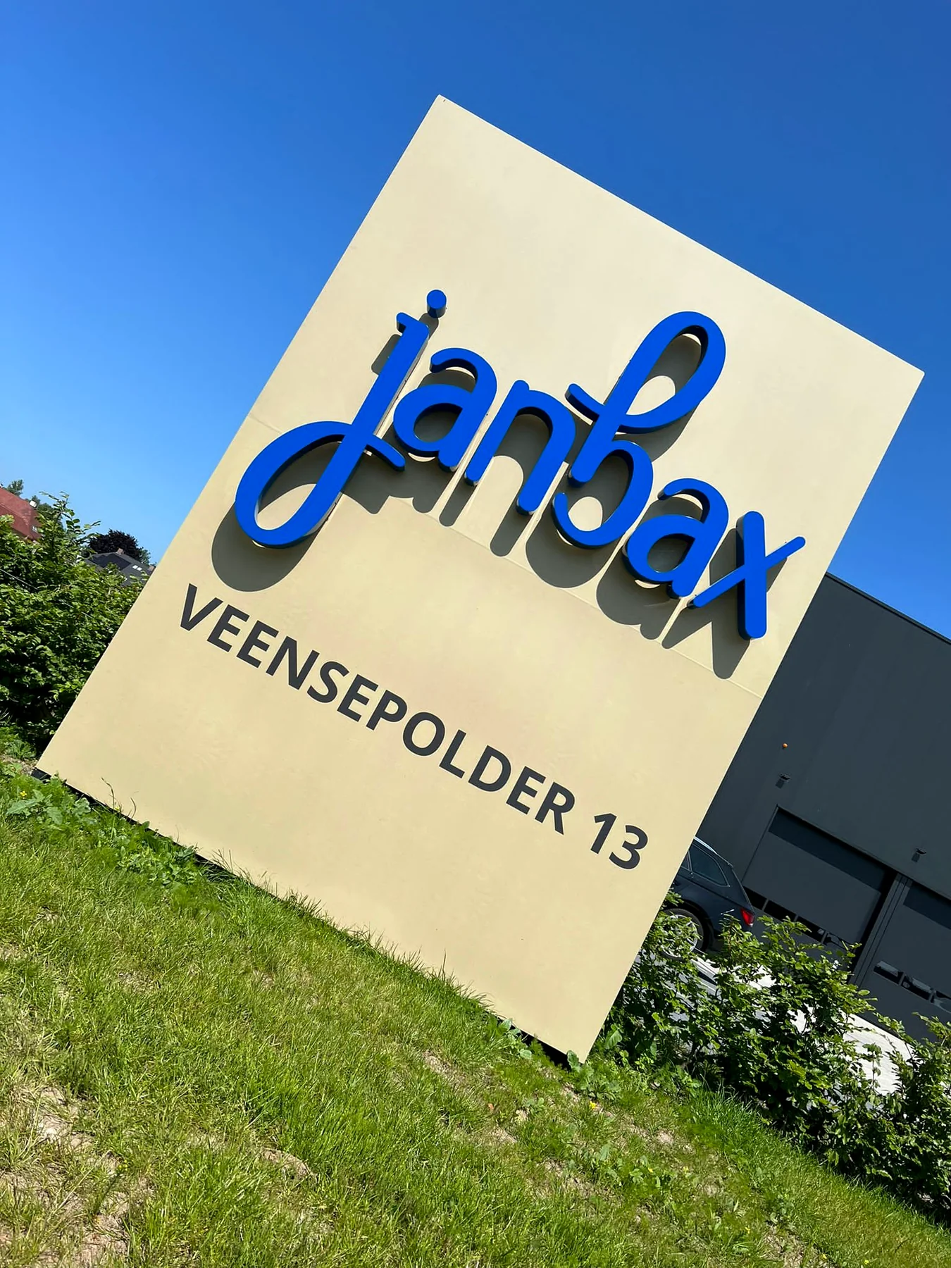 Detail van de opgebouwde blauwe letters op de Jan Bax reclamezuil