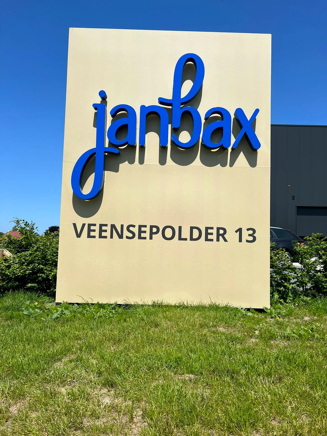 Scherp vooraanzicht van de reclamezuil van Jan Bax