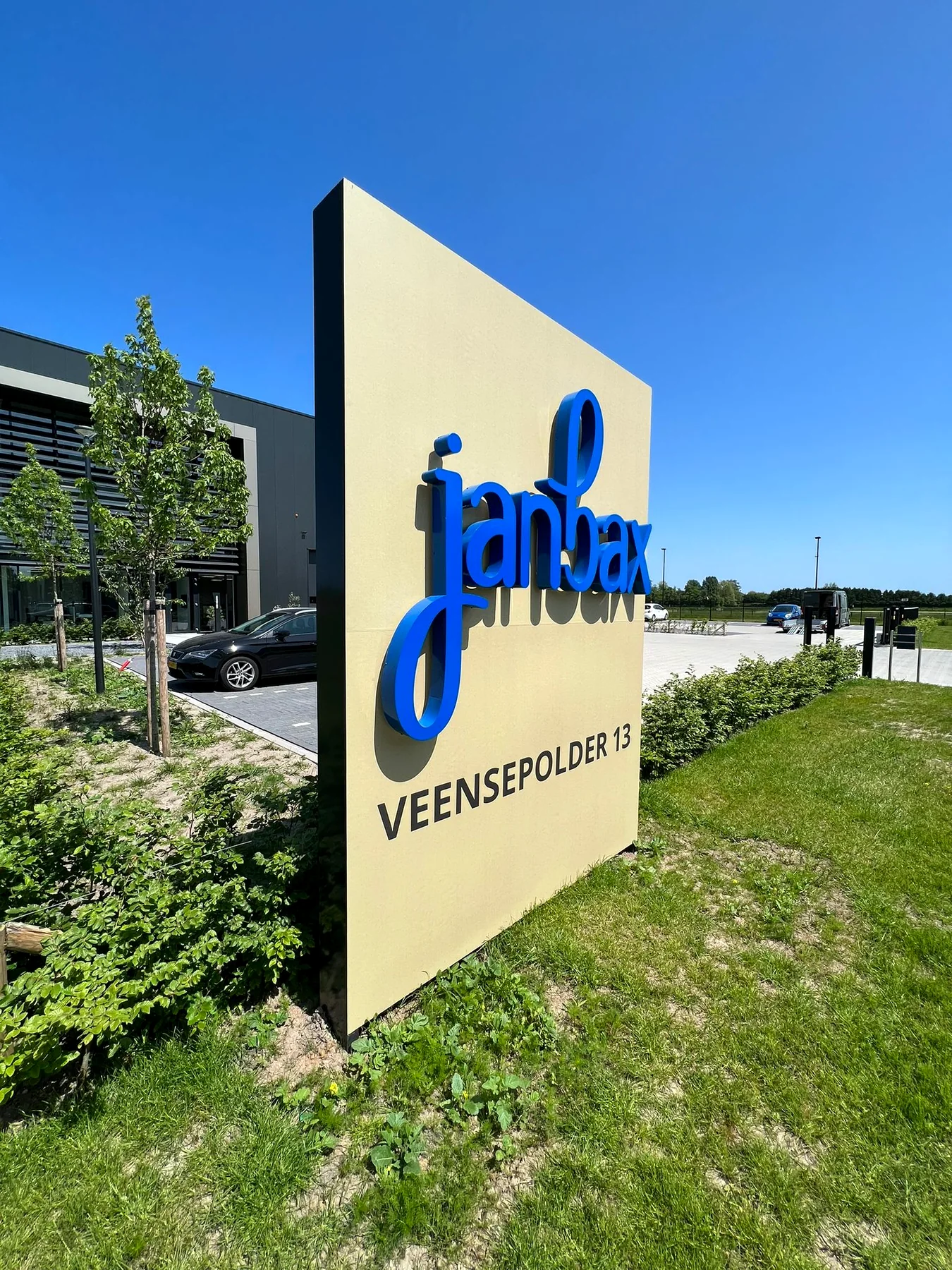 Reclamezuil van Jan Bax in de omgeving van het bedrijfspand