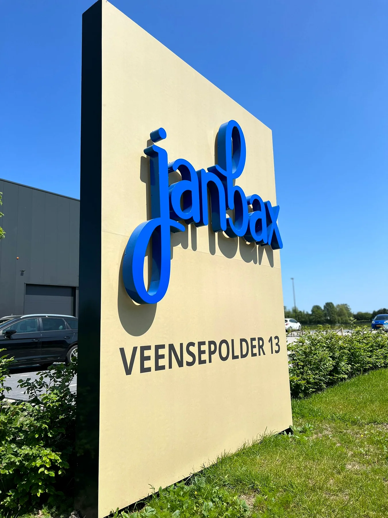 Maatwerk reclamezuil van Jan Bax in perspectief