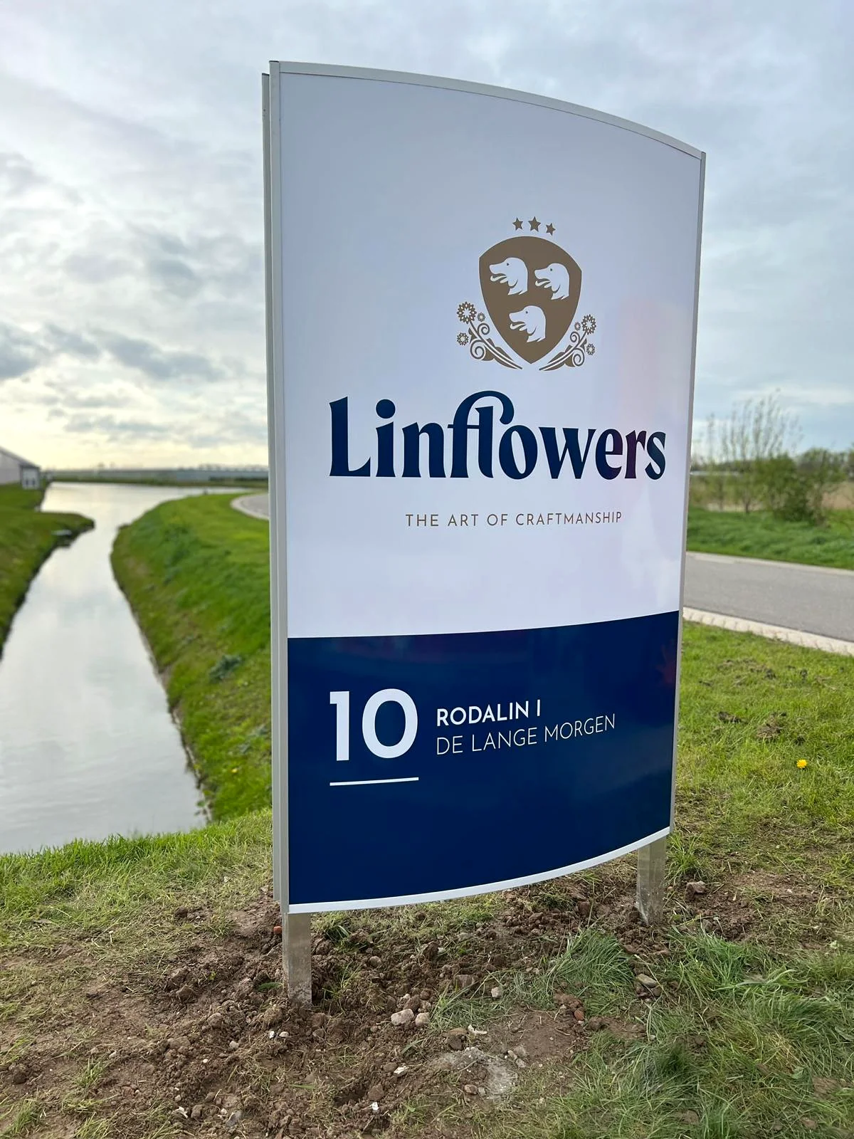Vrijstaande locatiezuil van Linflowers aan het water