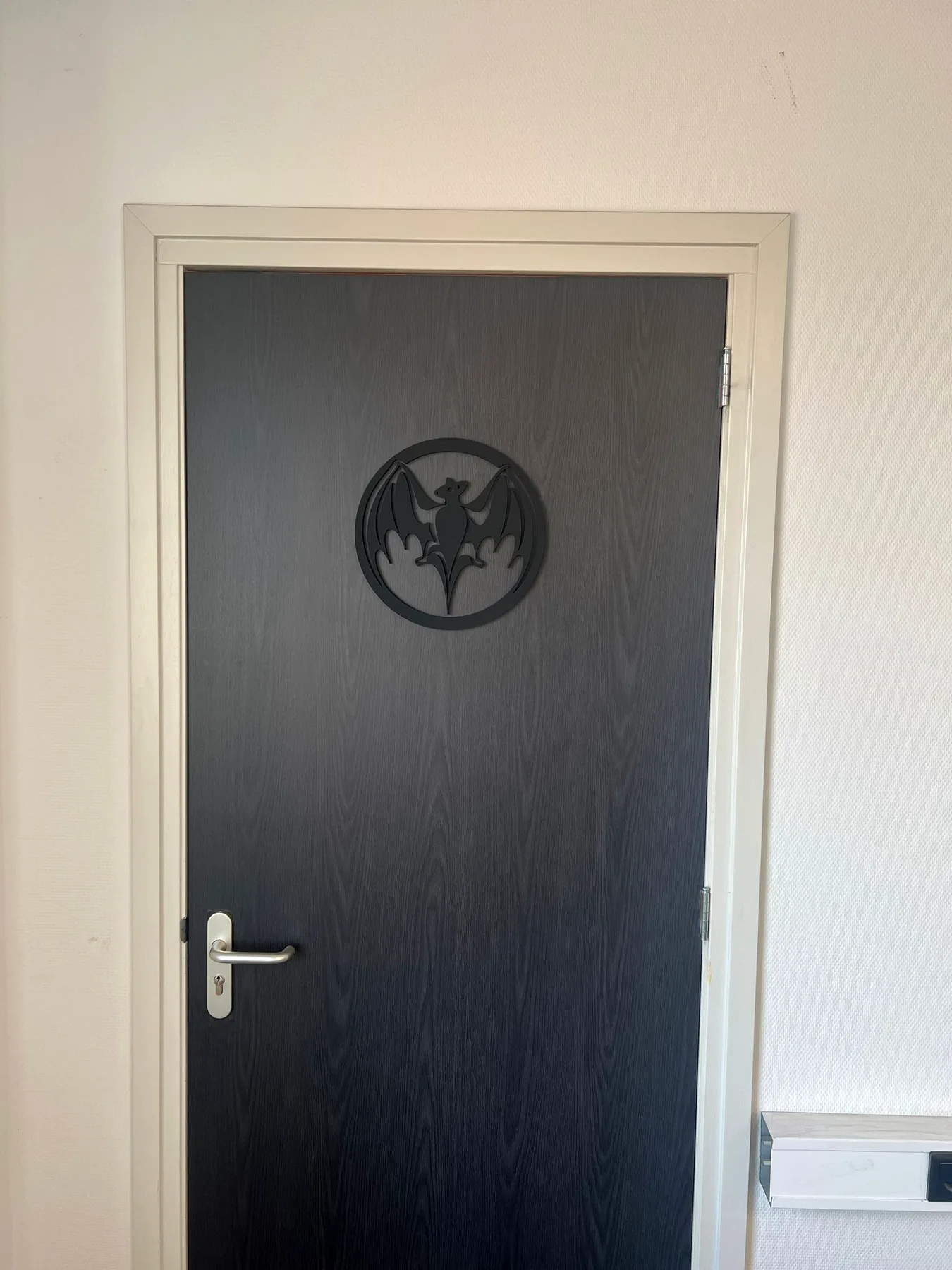 Donkere houtlook deur met zwart maatwerk beeldmerk