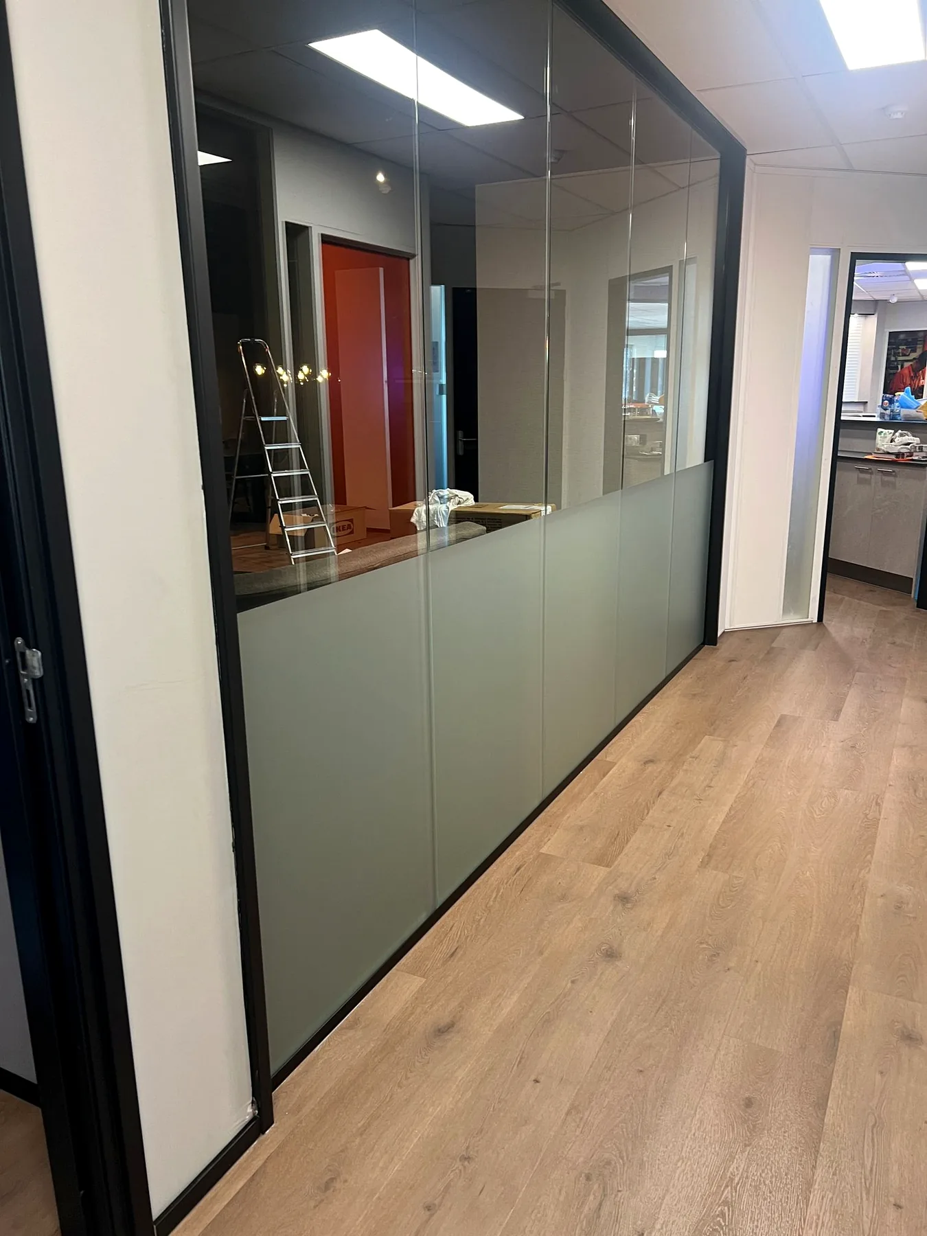 Glazen kantoorwand met brede matte privacyzone
