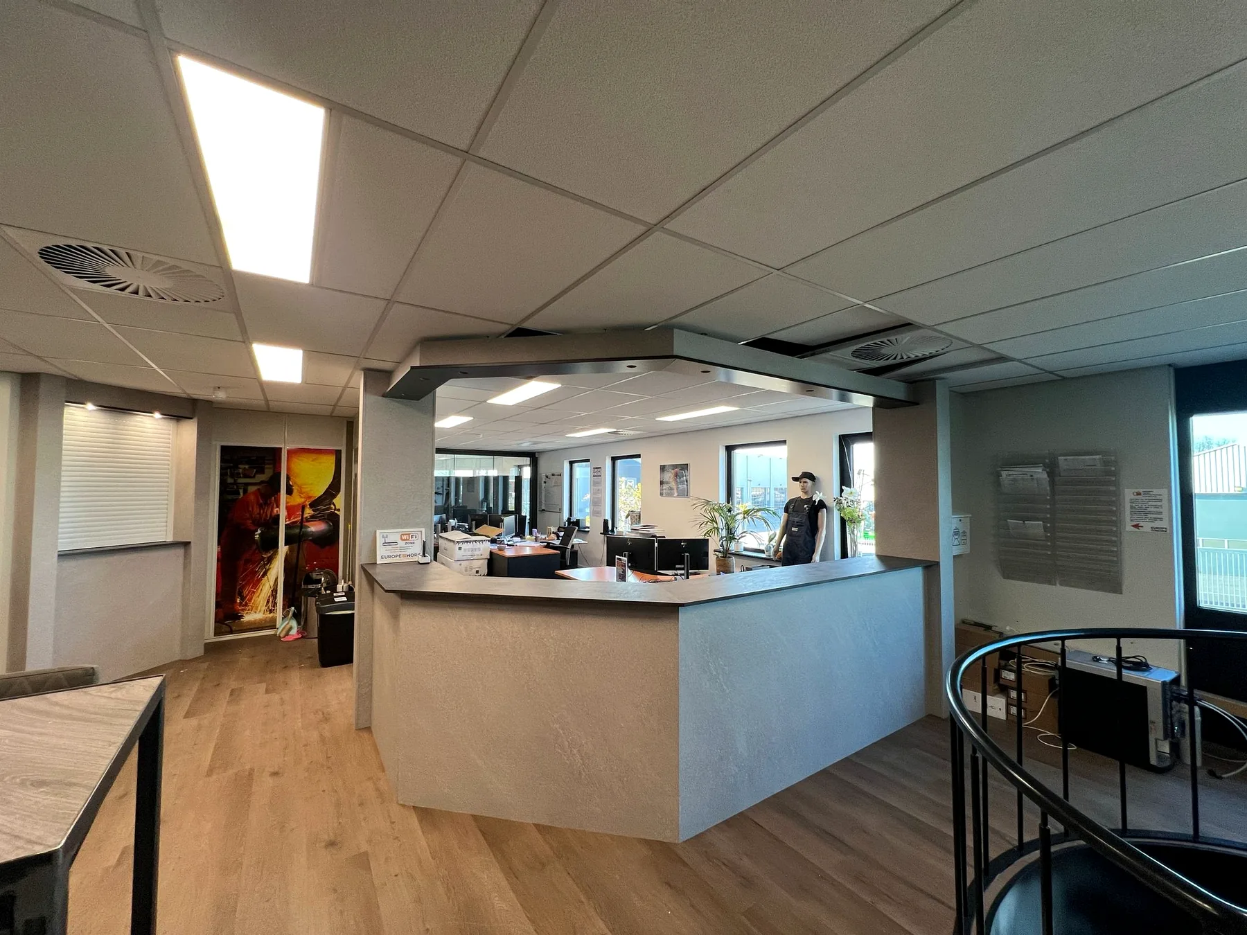 Kantoorinterieur vernieuwd met donkere folie en granietlook