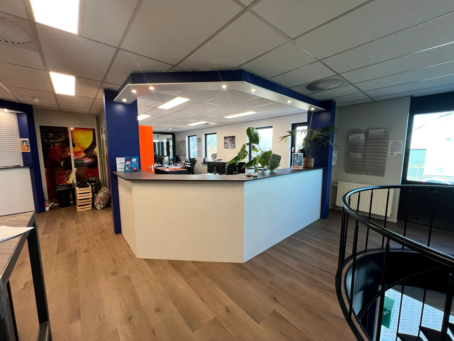 Kantoorbalie vóór de interieurwrap