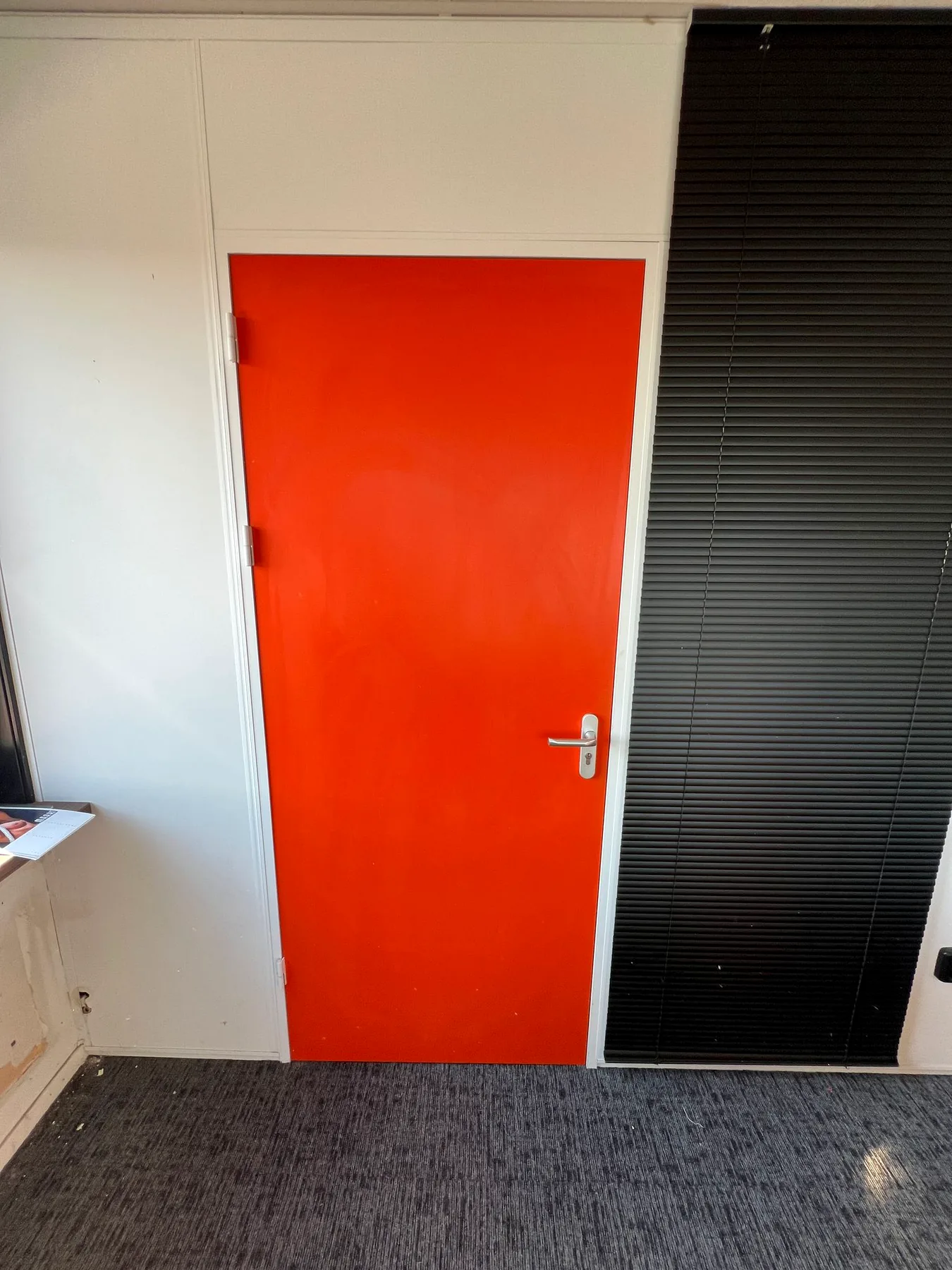Oranje binnendeur voor de interieurwrap