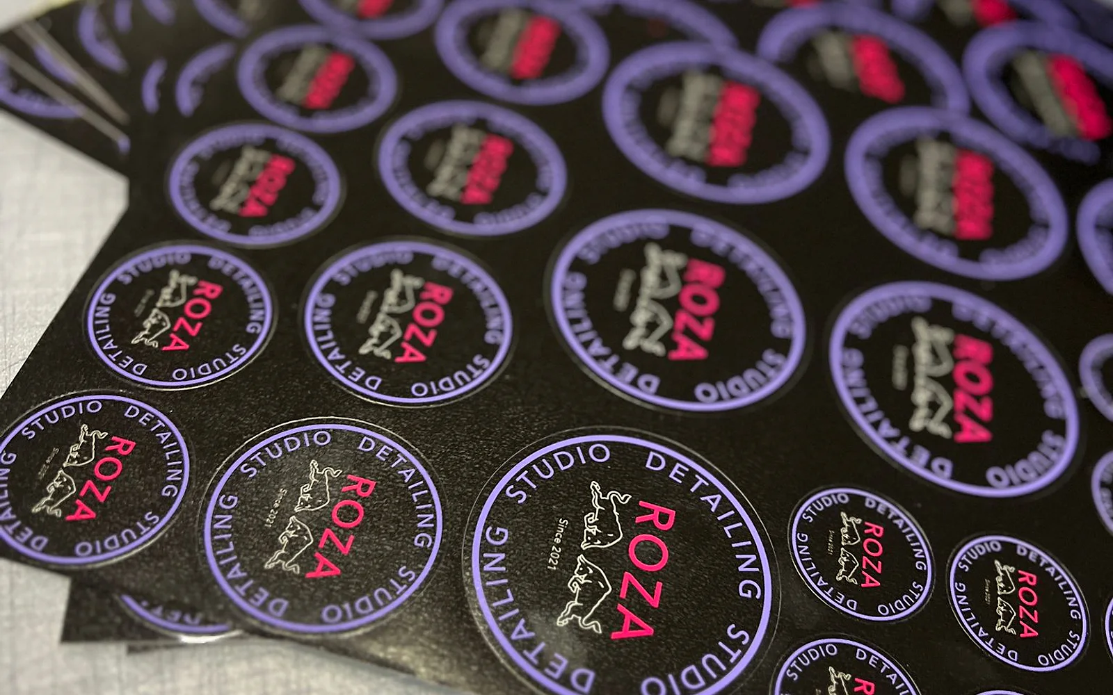 Detail van echte ronde logostickers op meerdere stickervellen