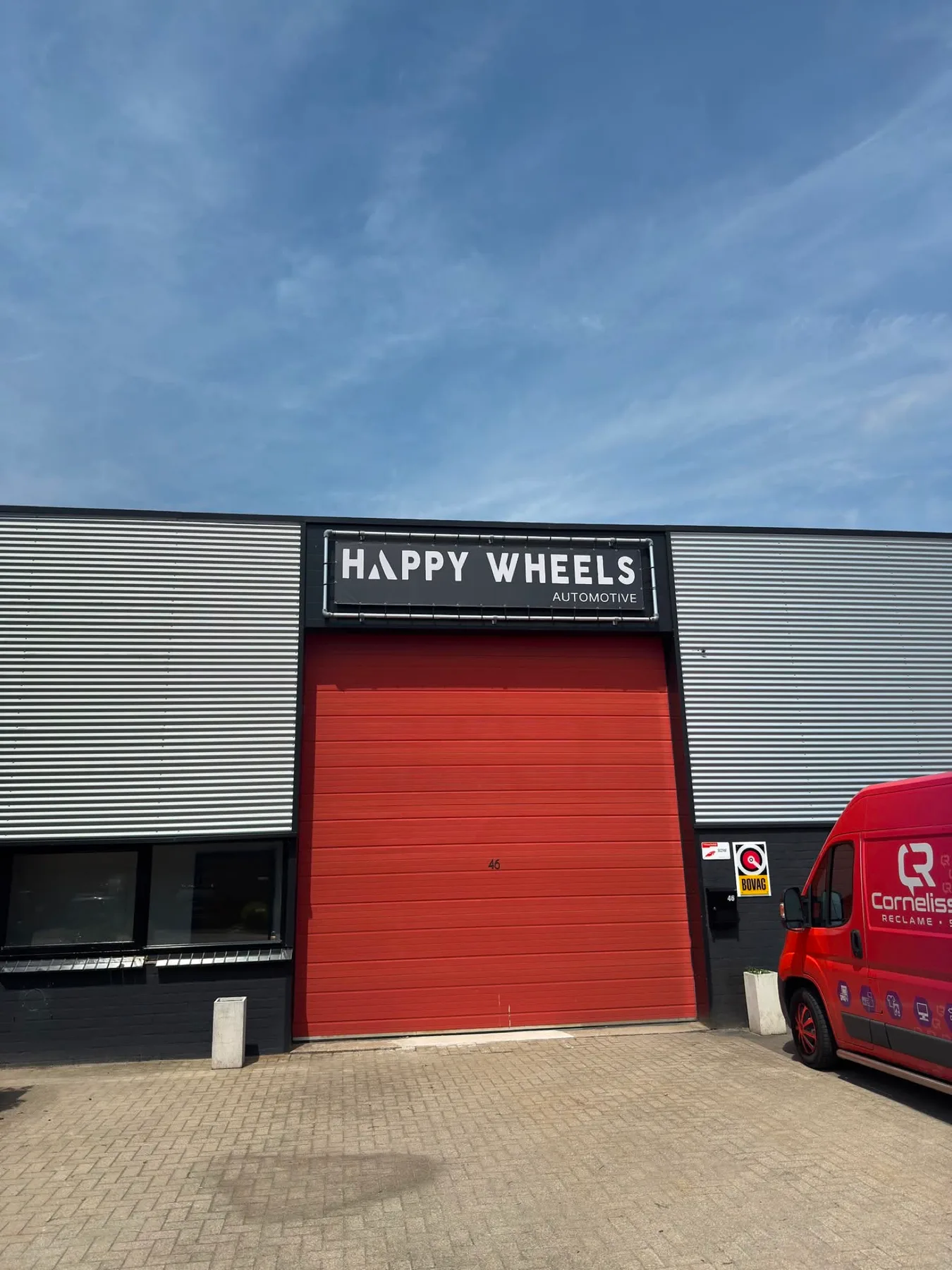 Gemonteerd gevelspandoek van Happy Wheels Automotive
