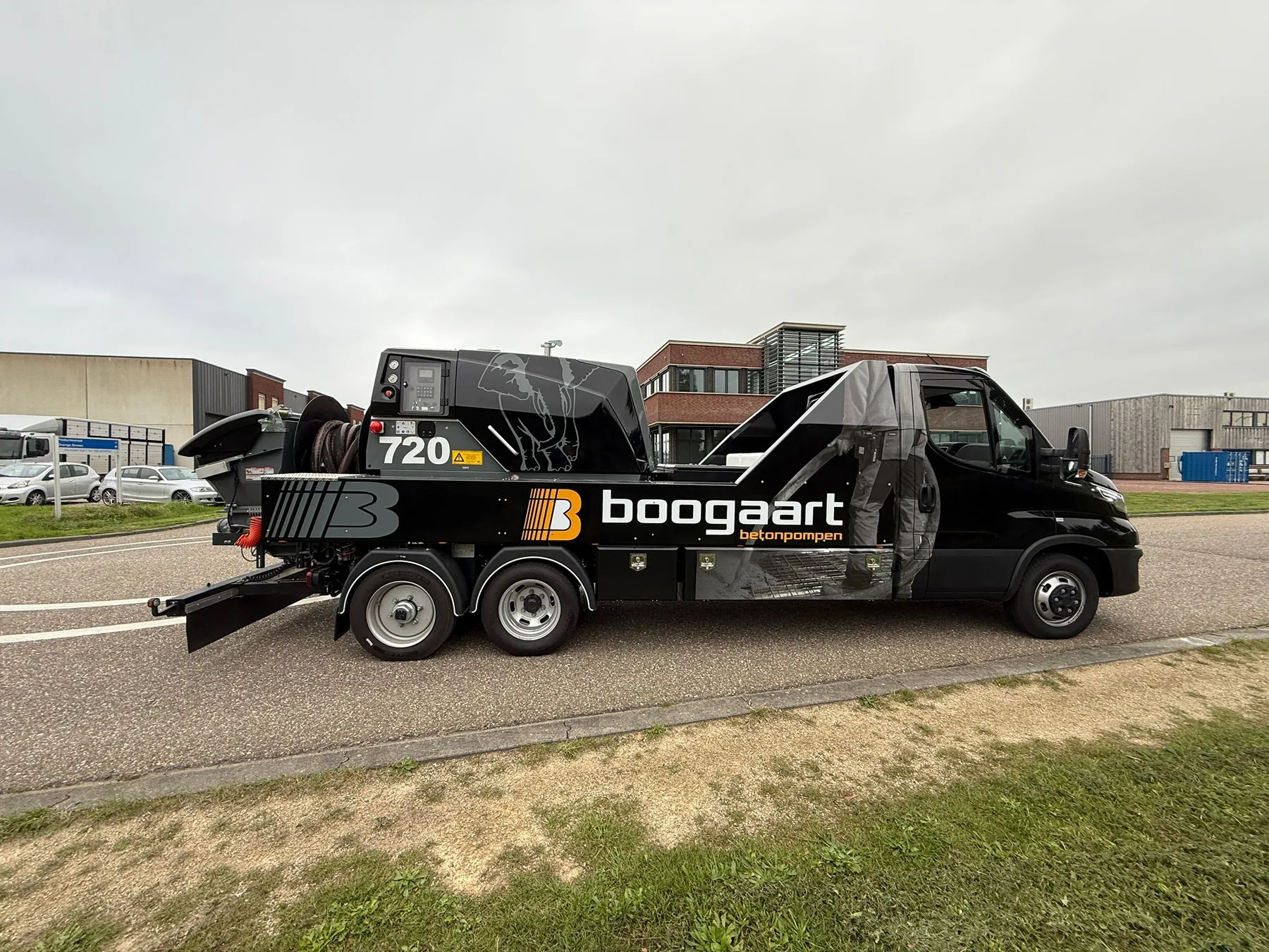Specialistisch voertuig van Boogaart Betonpompen met opvallende belettering