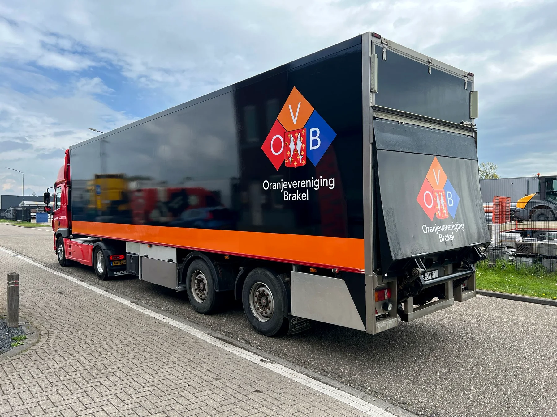 Close-up van de OVB-logo’s op de zijkant en achterklep van de trailer