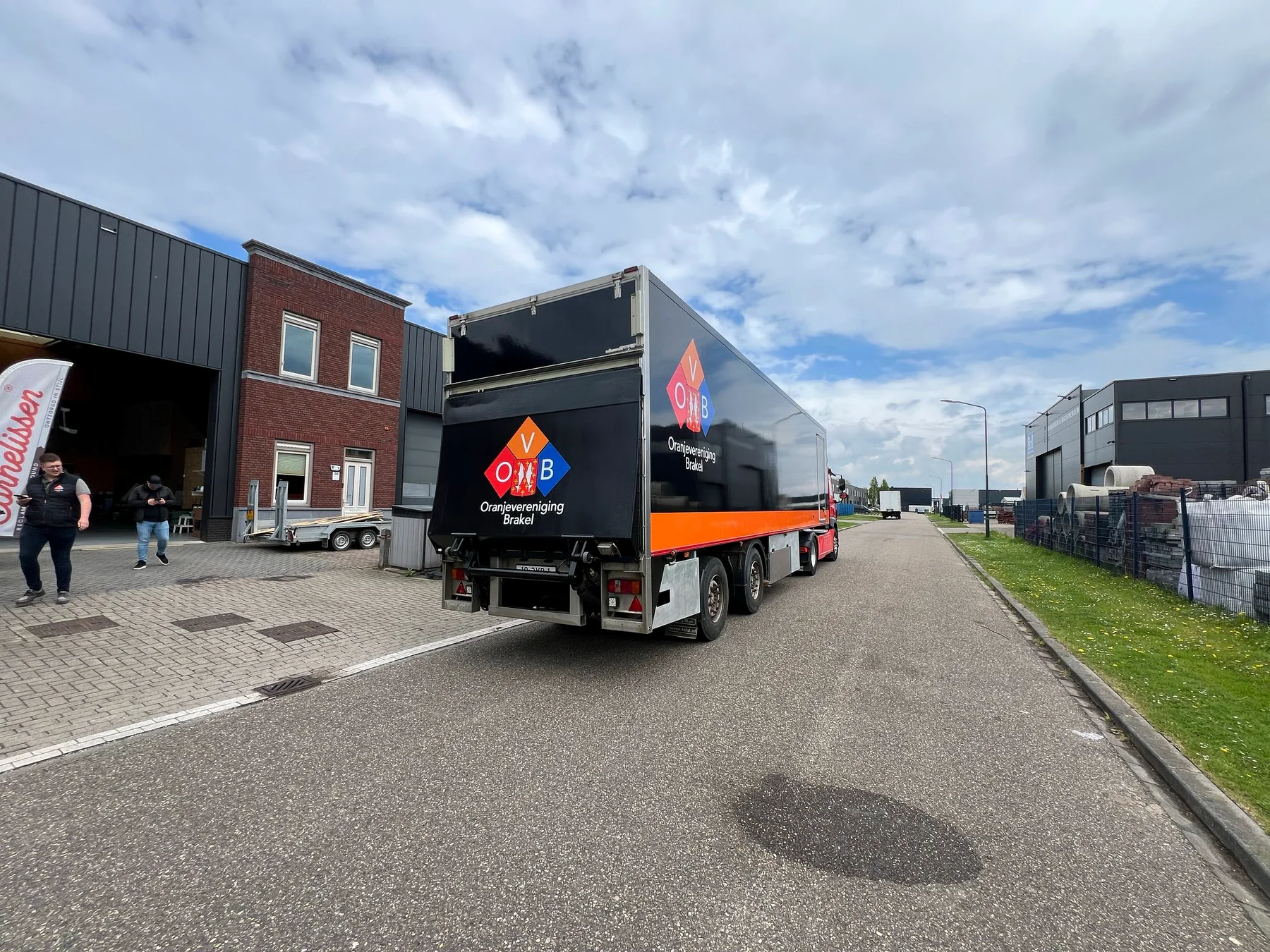 Afgeronde zwart-oranje trailerwrap voor Oranjevereniging Brakel