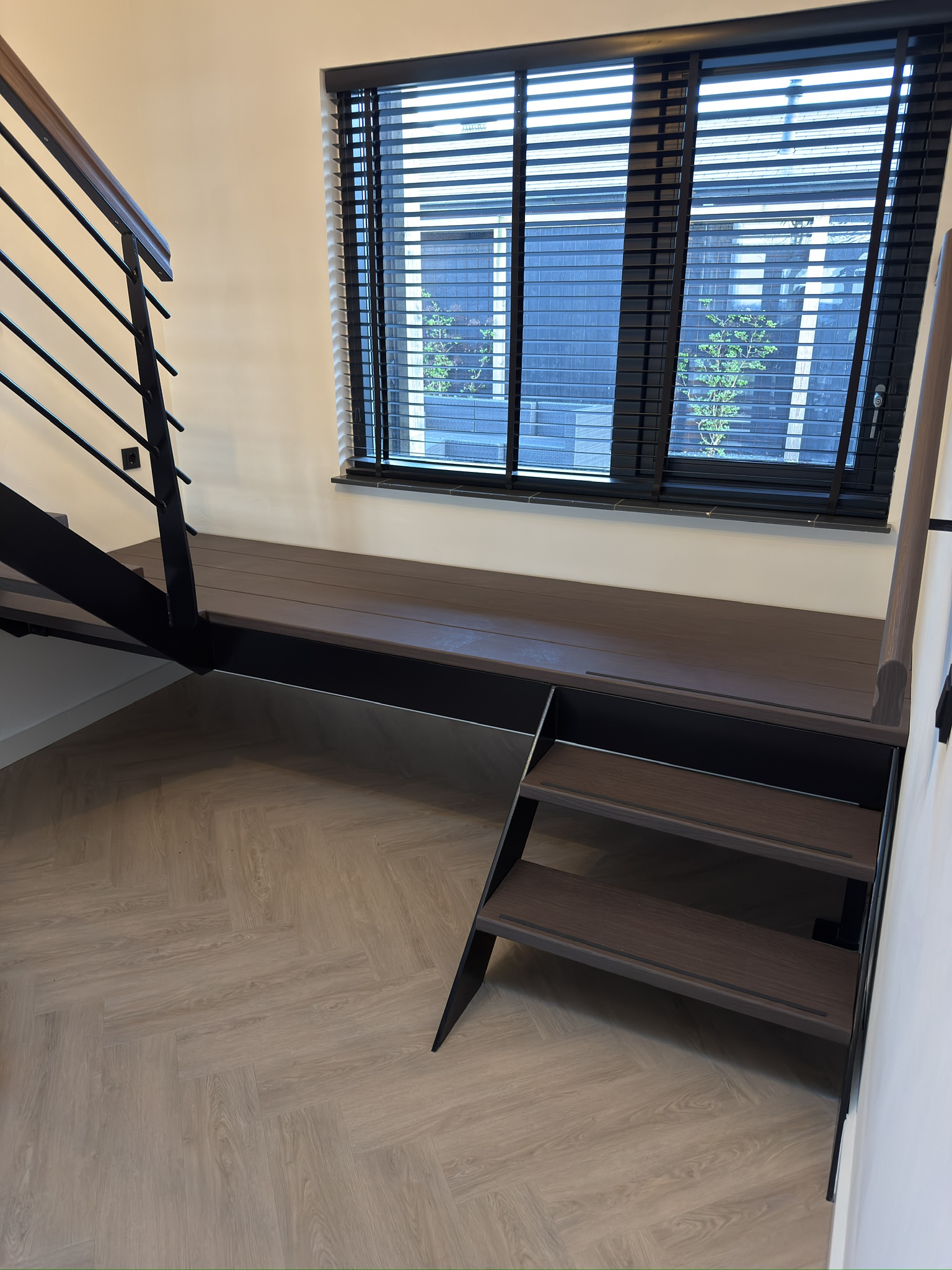 Na · donker bordes en zijtrap