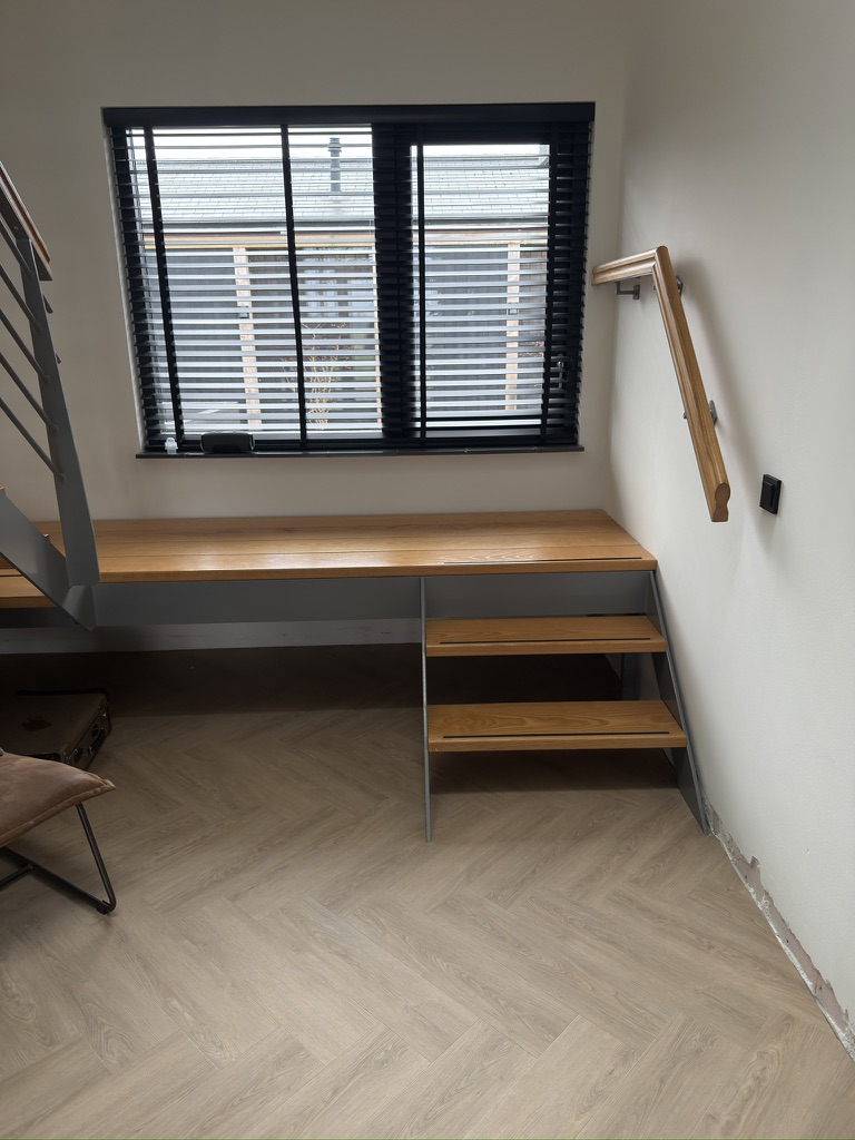 Voor · licht bordes en zijtrap