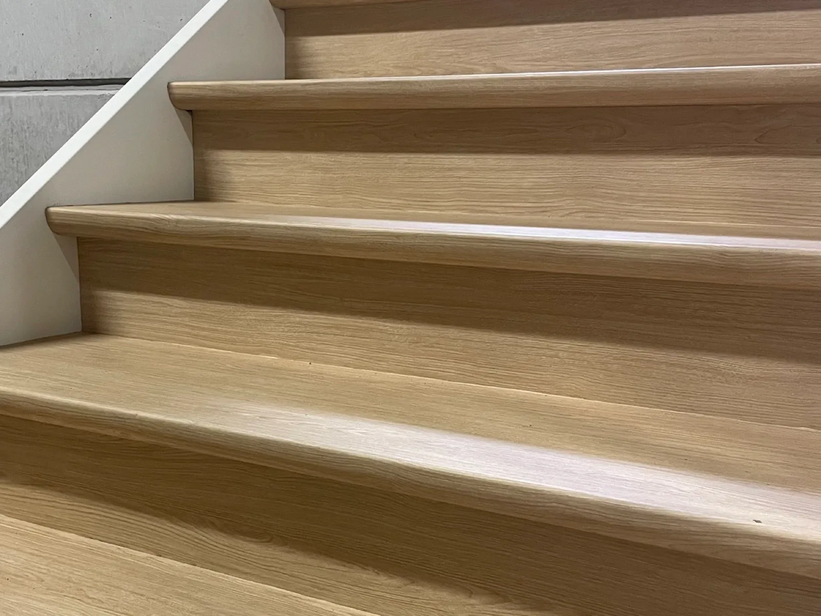 Afgeronde trap met een lichte houtlook na het wrappen