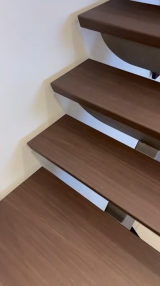 Detail van de randen en houtstructuur op de trap