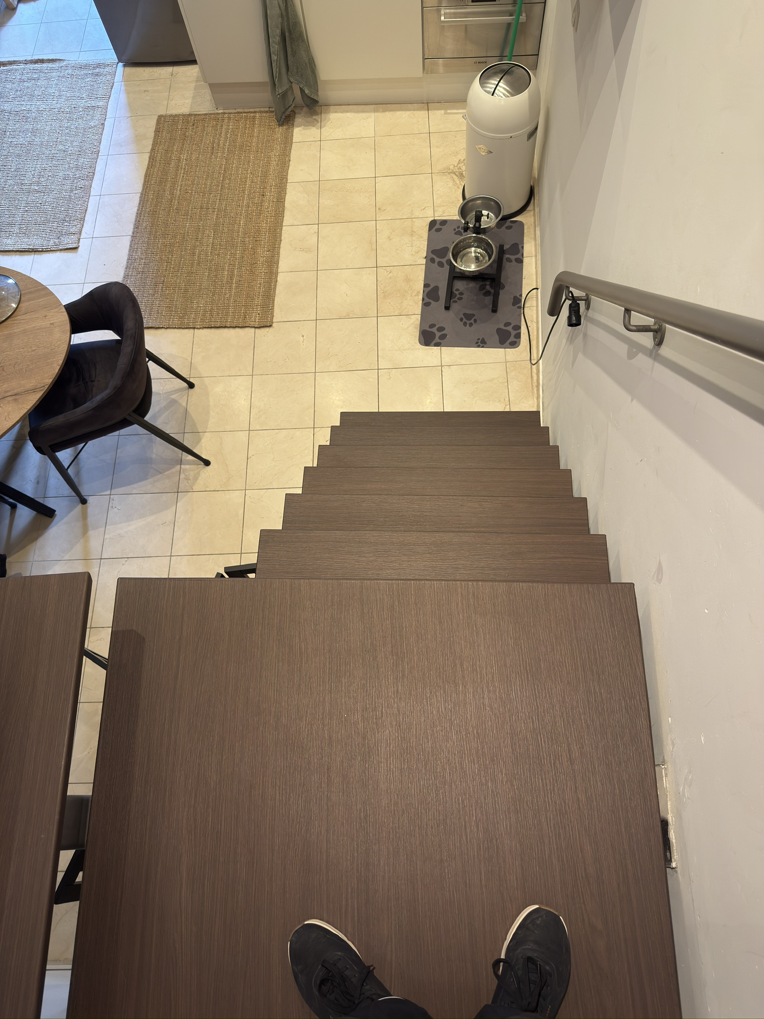 Volledig bovenaanzicht van de open trap met houtlook