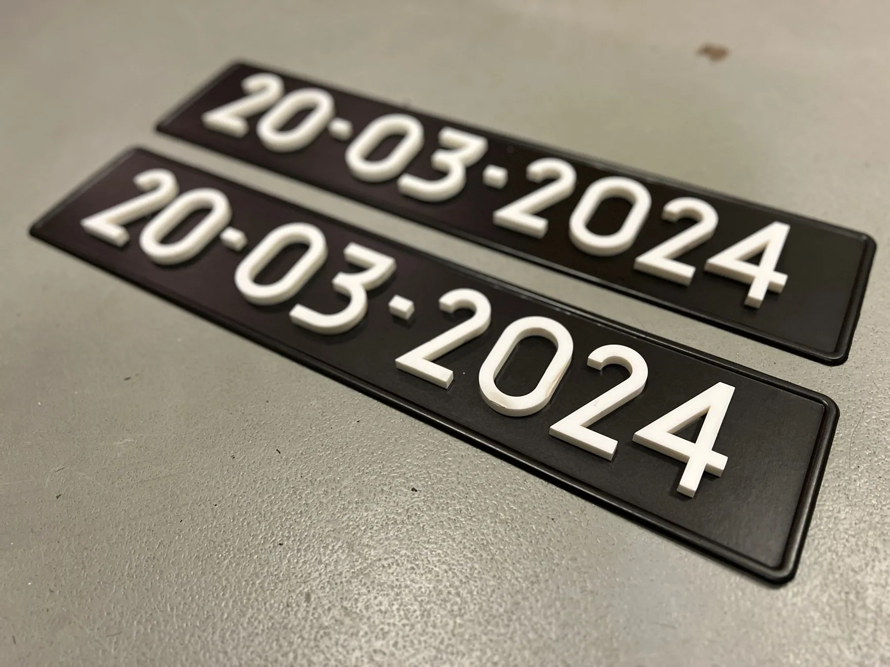 Persoonlijke kentekenplaten voor de trouwdag, de plaat met namen en trouwdatum.