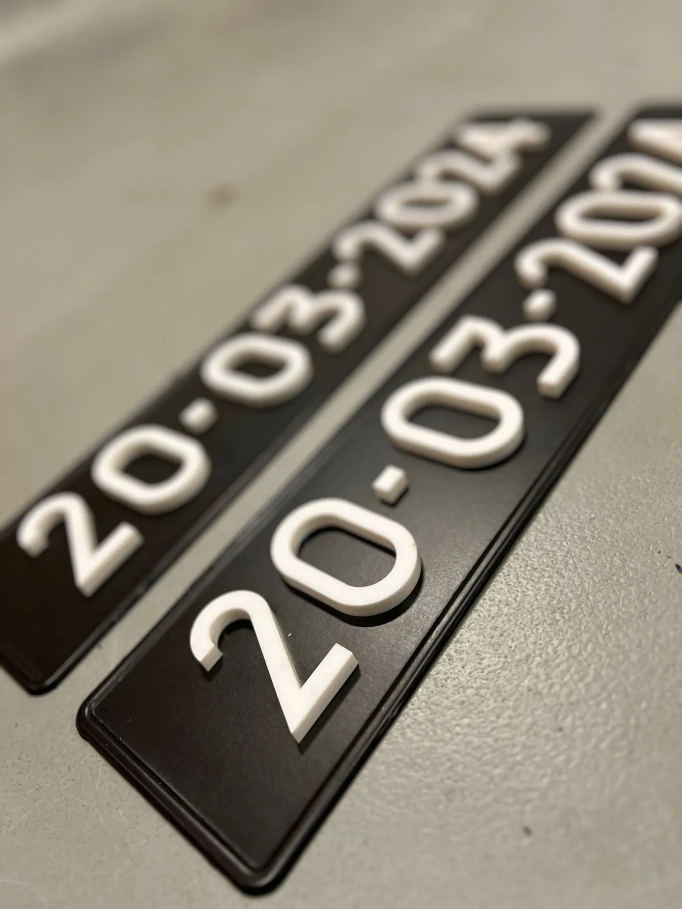 Persoonlijke kentekenplaten voor de trouwdag, detail van print en afwerking.